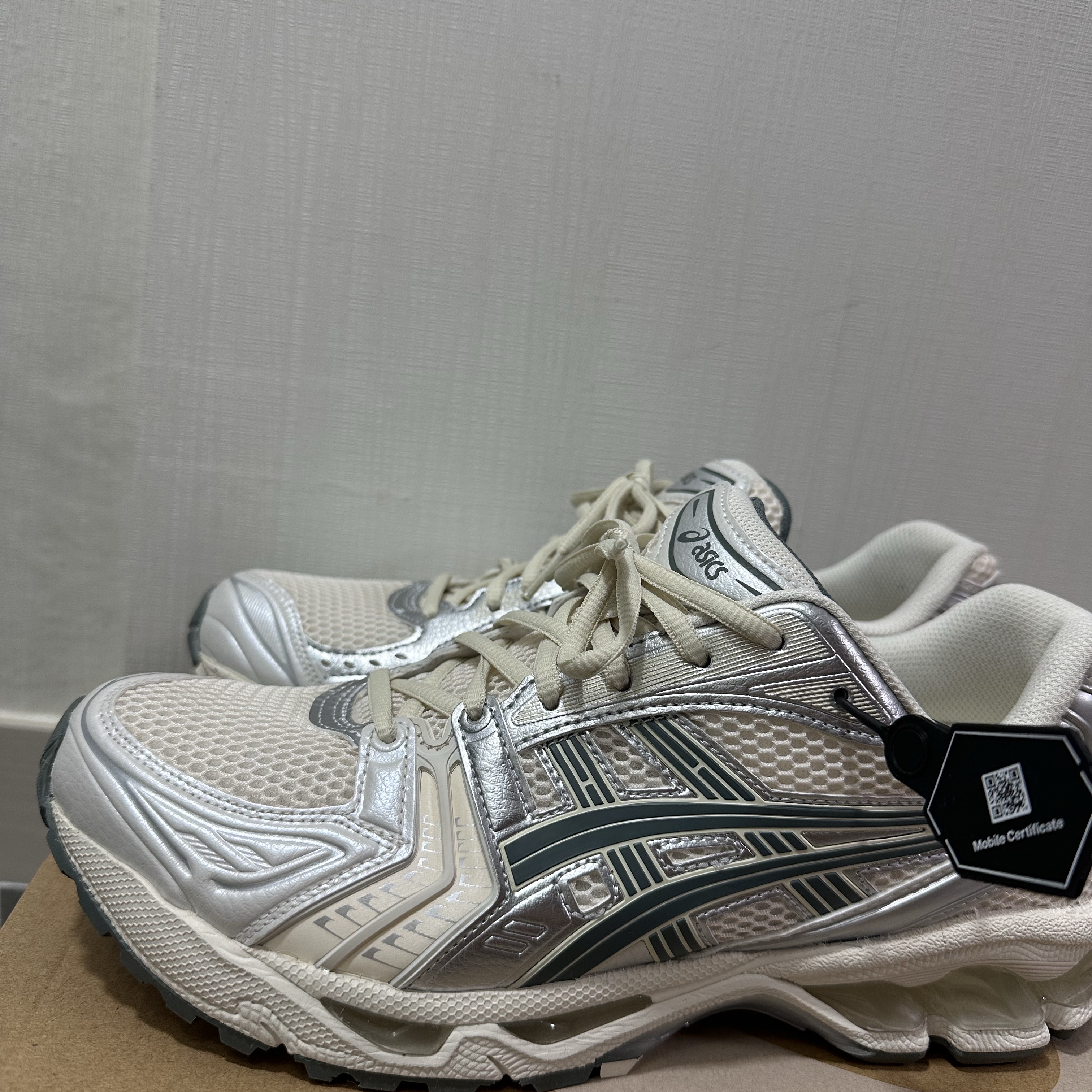 Asics Gel-Kayano 14 Birch Dark Pewter 착용 스타일
