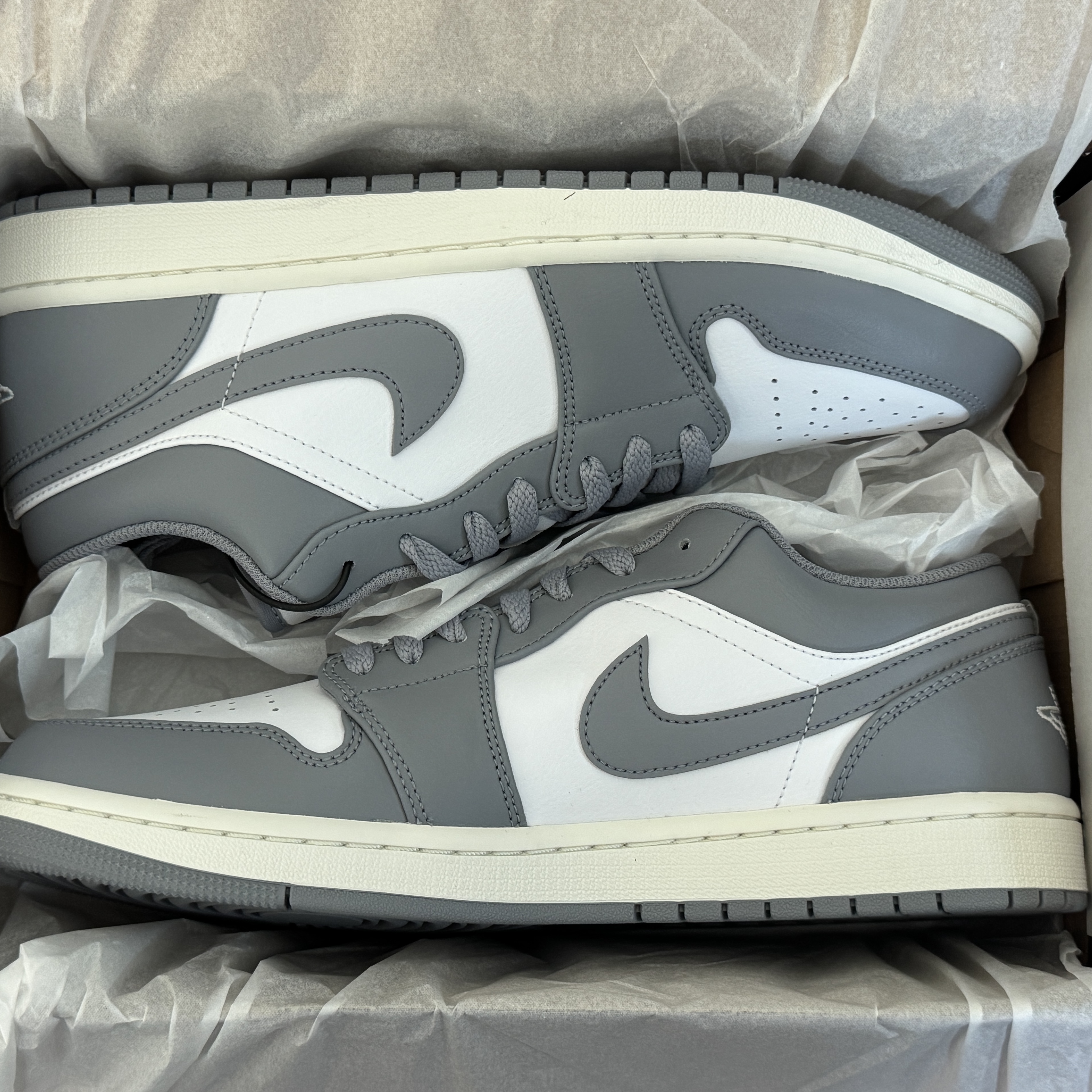 Jordan 1 Low Stealth and White 착용 스타일 - 1