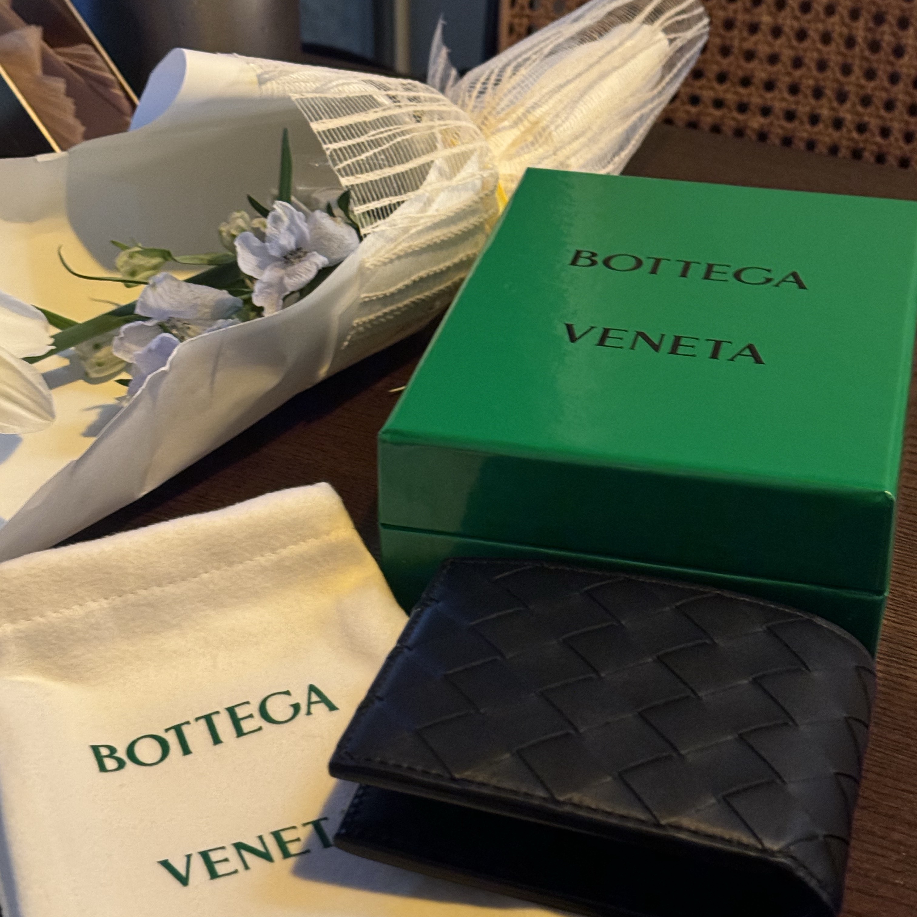 Bottega Veneta Bi-Fold Wallet Black 착용 스타일