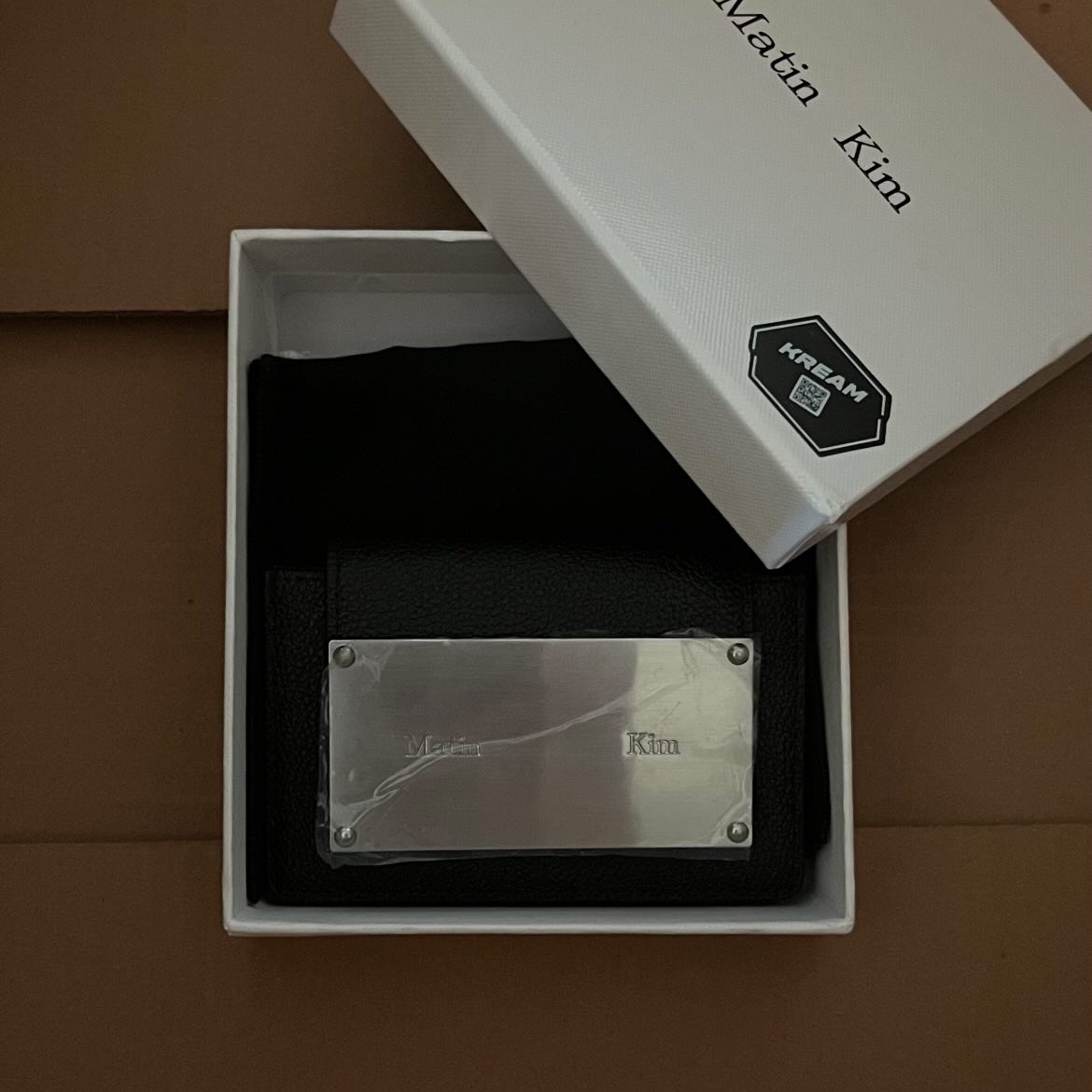 Matin Kim Accordion Wallet Black 착용 스타일
