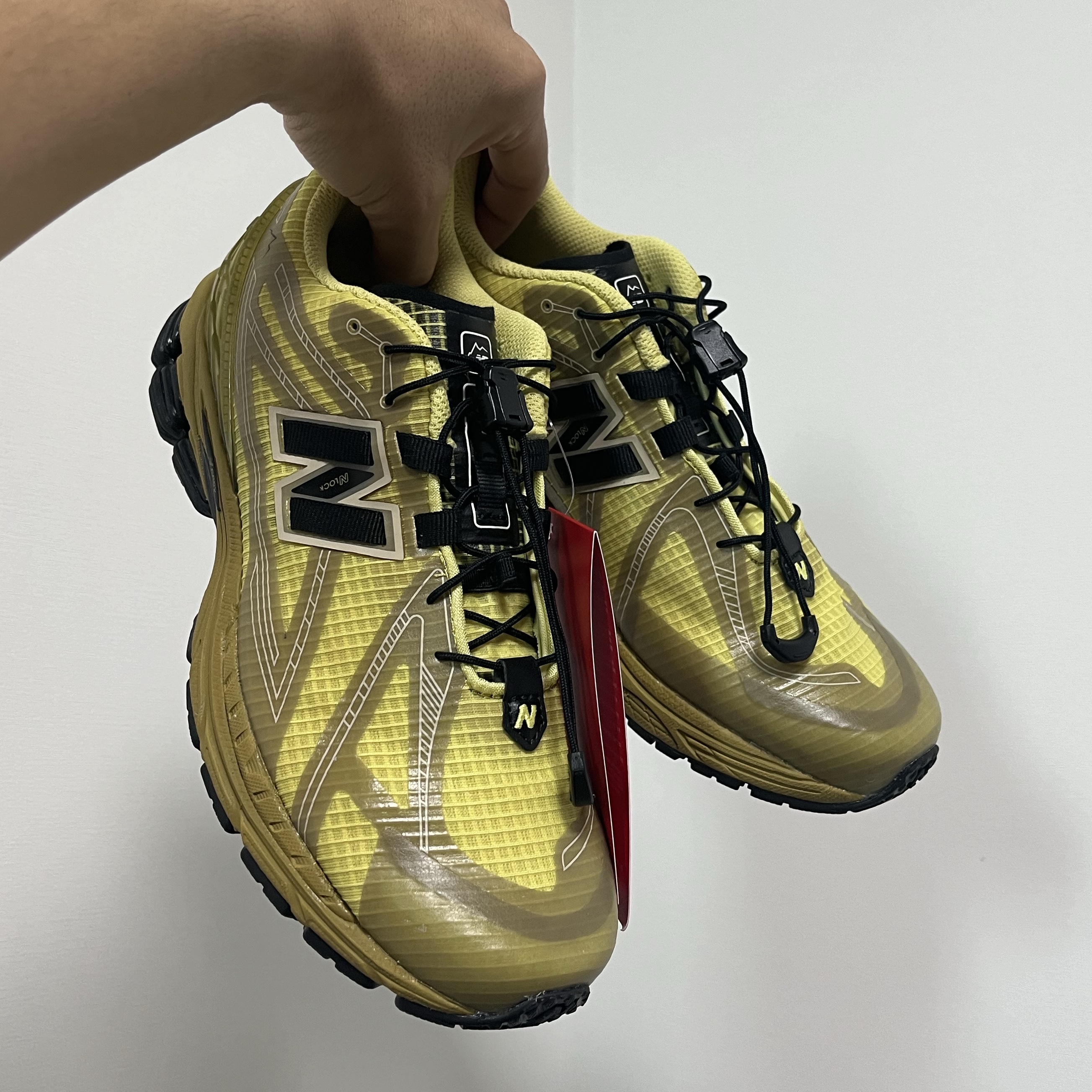 New Balance x Cayl 1906R Yellow 착용 스타일 - 2