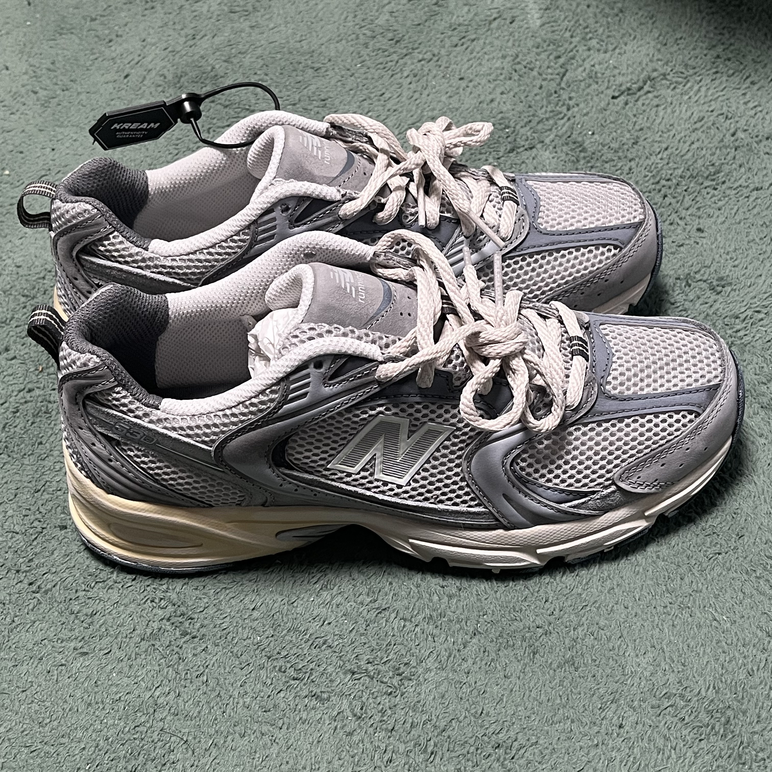 New Balance 530 Premium Vintage Grey Matter 착용 스타일 - 2