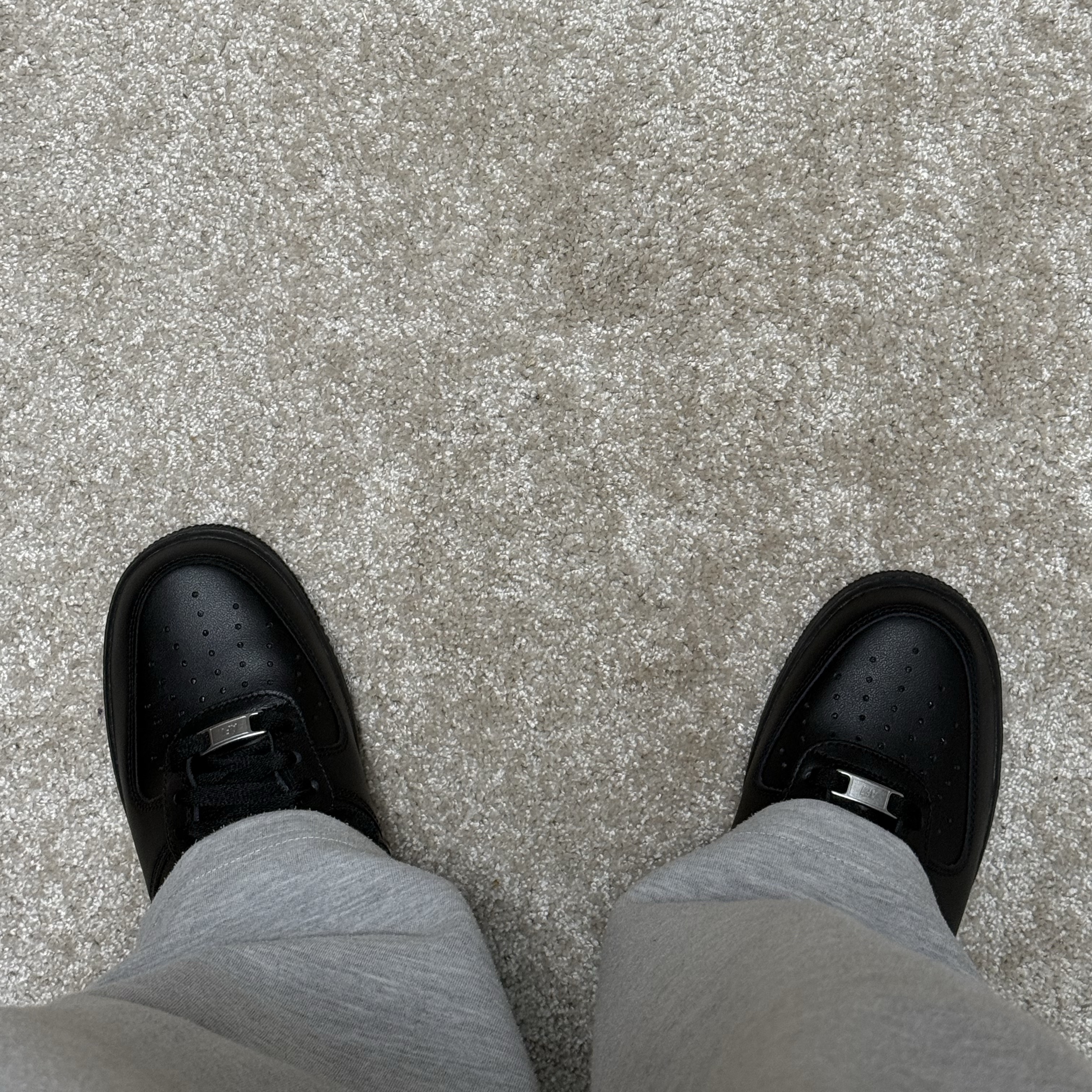 Nike Air Force 1 '07 Low Triple Black 착용 스타일