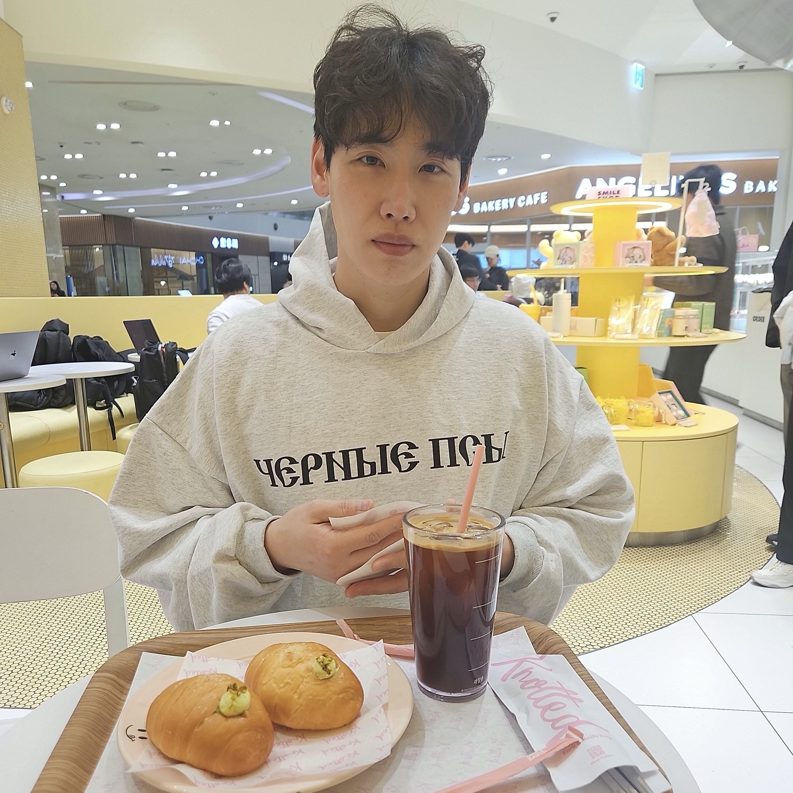 Yeezy x Gosha Rubchinskiy YZY Black Dogs Hoodie Heather Grey, Balenciaga 3XL Mule White 착용 스타일 - 1