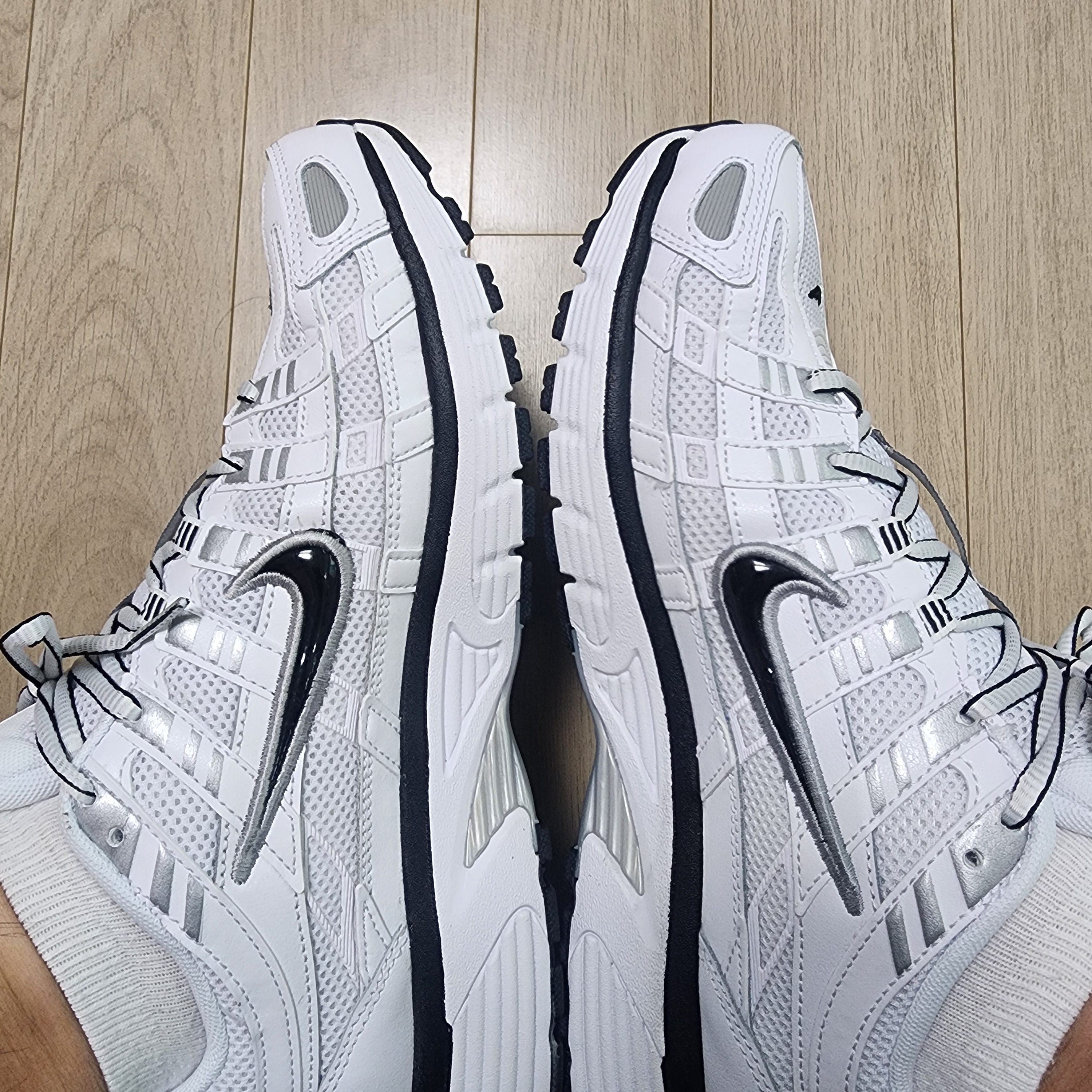 Nike P-6000 White Metallic Silver 착용 스타일