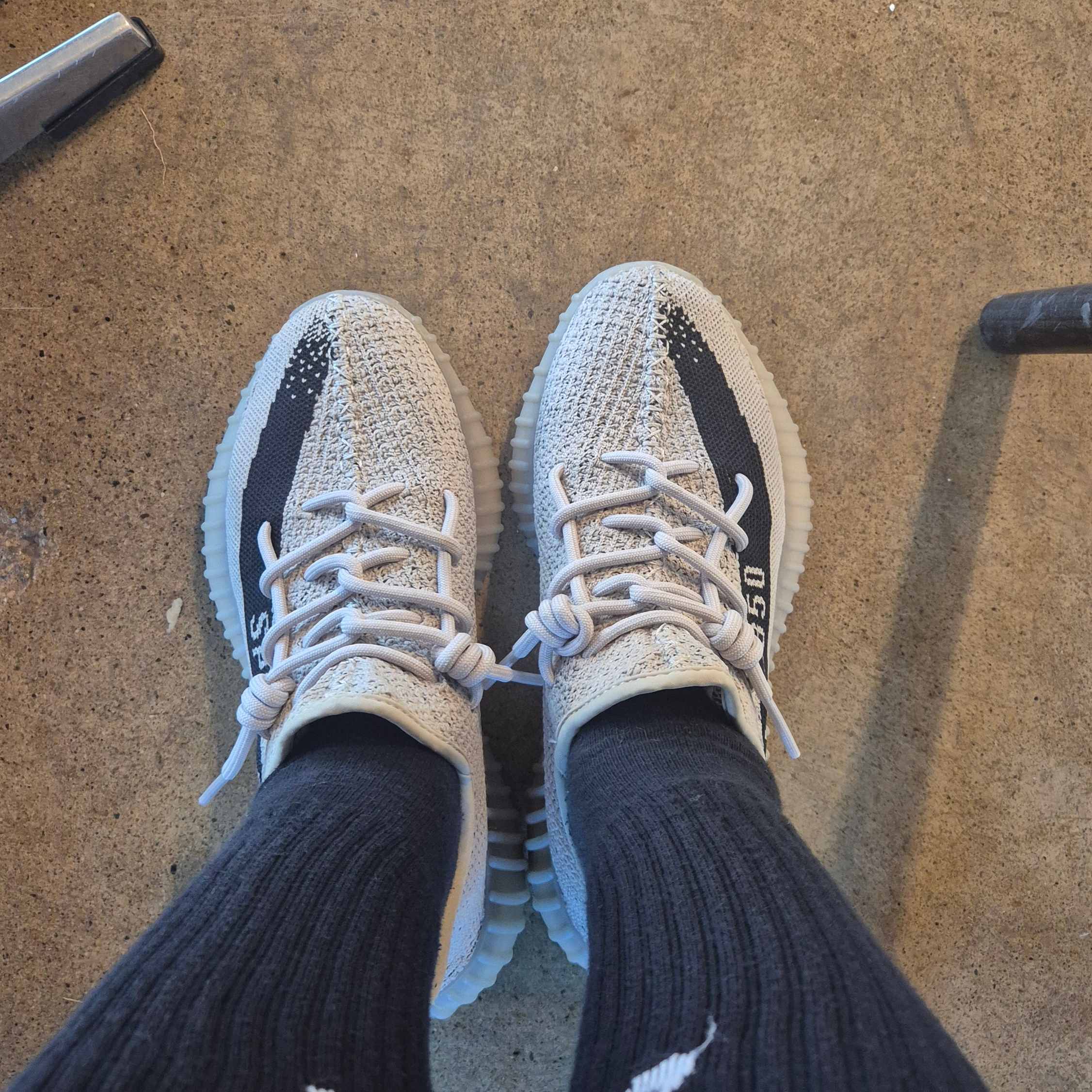 Adidas Yeezy Boost 350 V2 Slate Core Black 2022/2023 착용 스타일