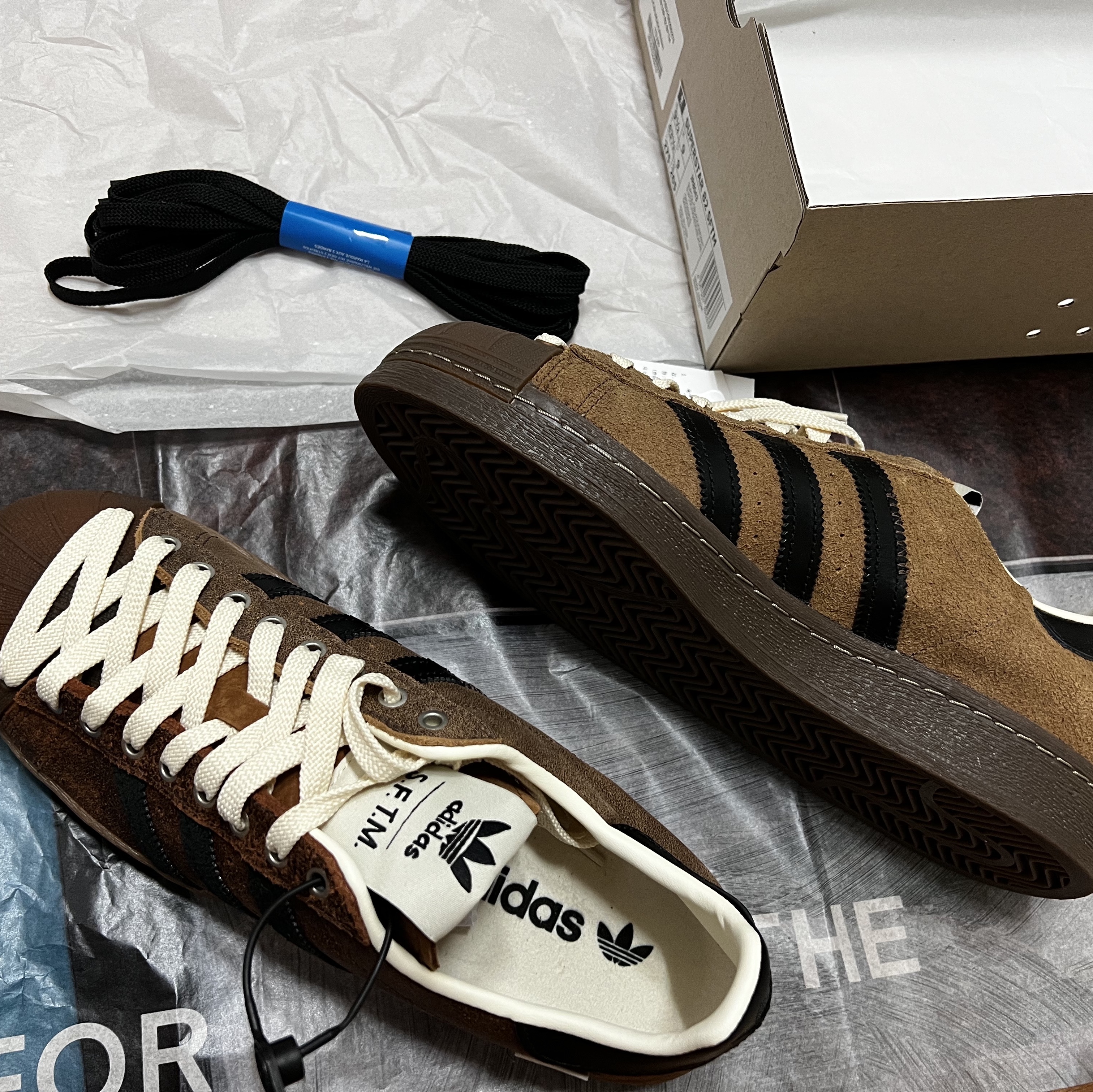 Adidas x Song for the Mute Superstar 82 Khaki Core Black 착용 스타일 - 1