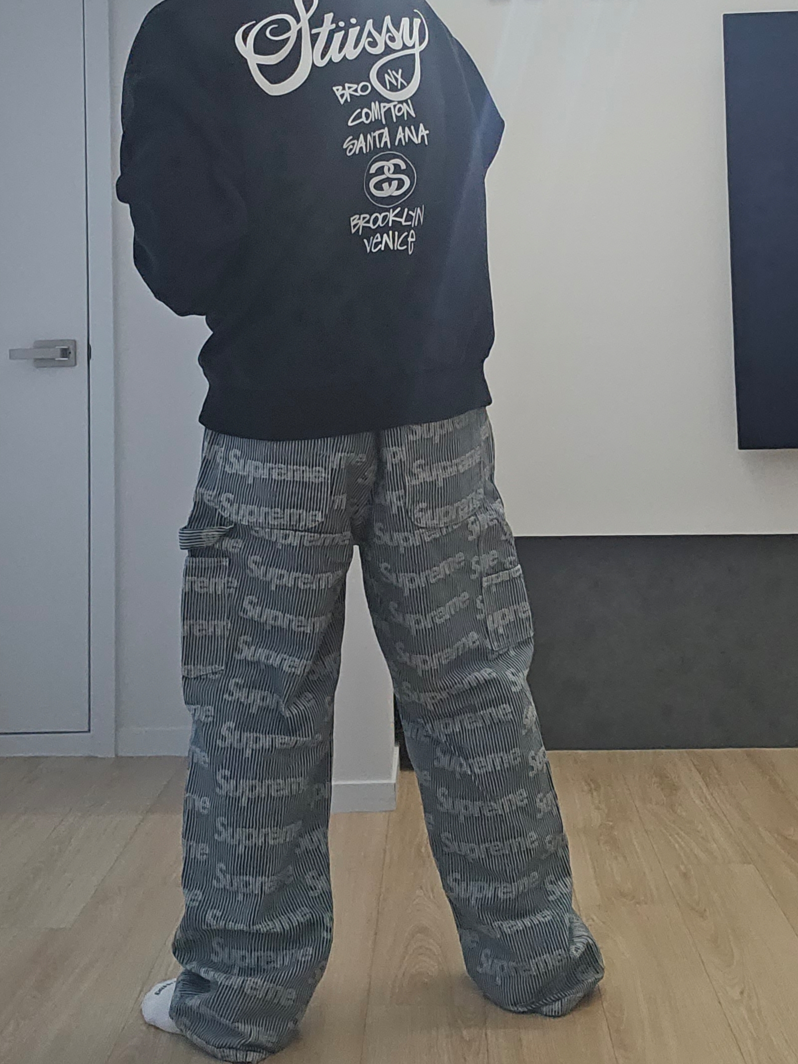 Supreme Denim Painter Pants Stripe - 24SS, Stussy DSM World Tour Crew Black 2022 착용 스타일 - 4