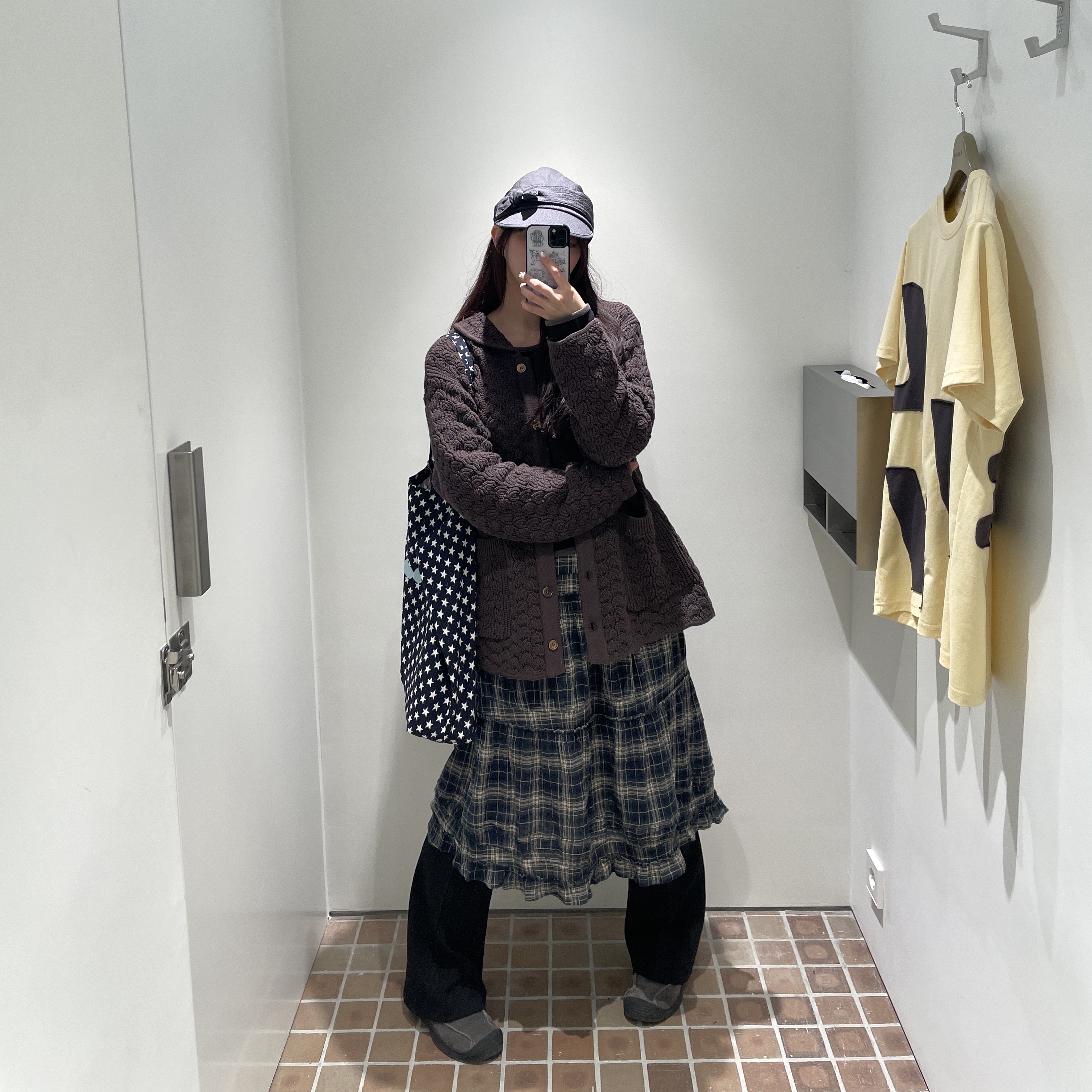 COYSEIO Ribbon Tie Cap Charcoal, COYSEIO Shirring Midi Skirt Check 착용 스타일