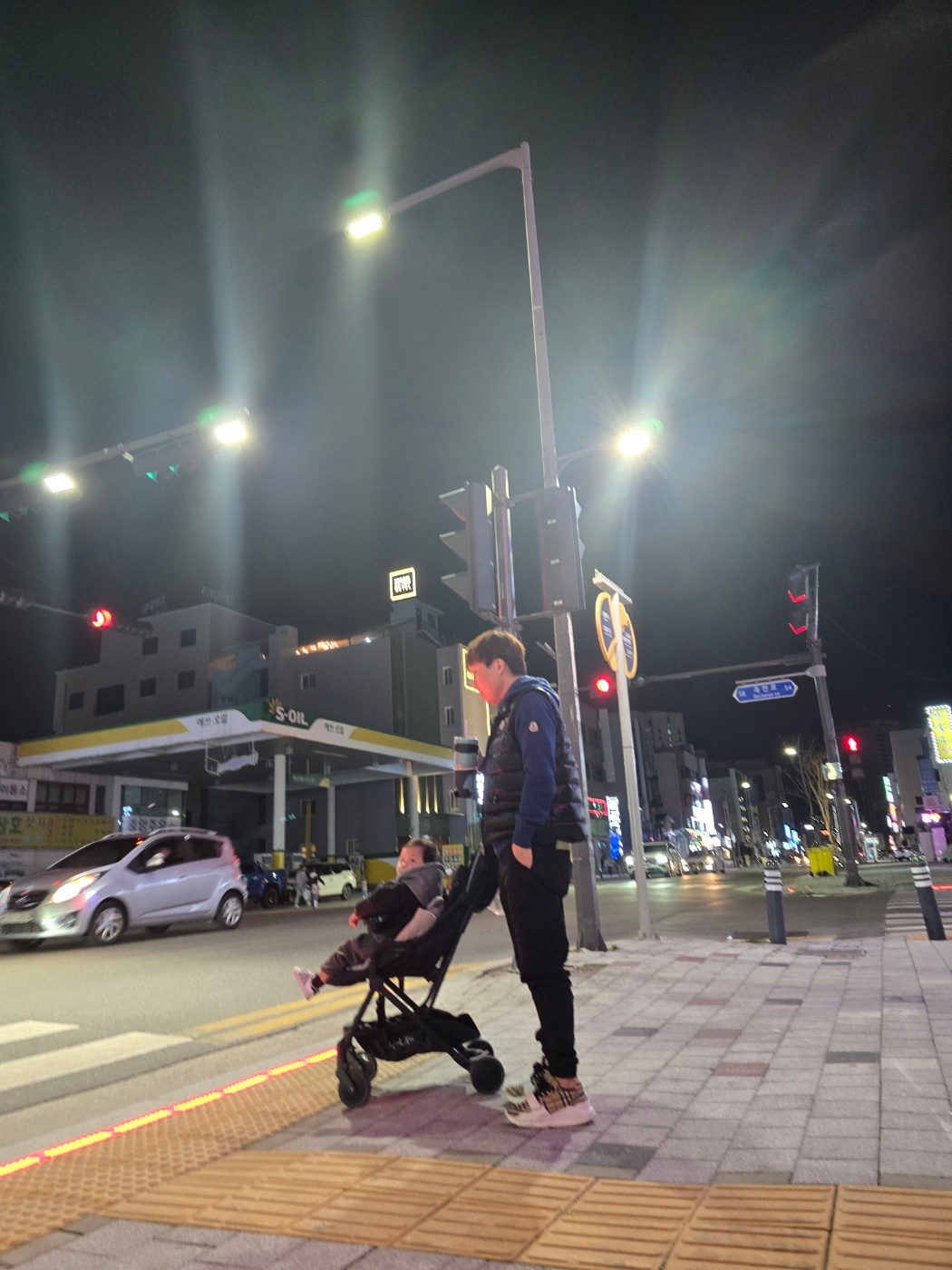 Moncler Wool & Cashmere Hoodie Navy Blue - 22SS, Burberry Vintage Check Suede Leather Sneakers Archive Beige 착용 스타일 - 1