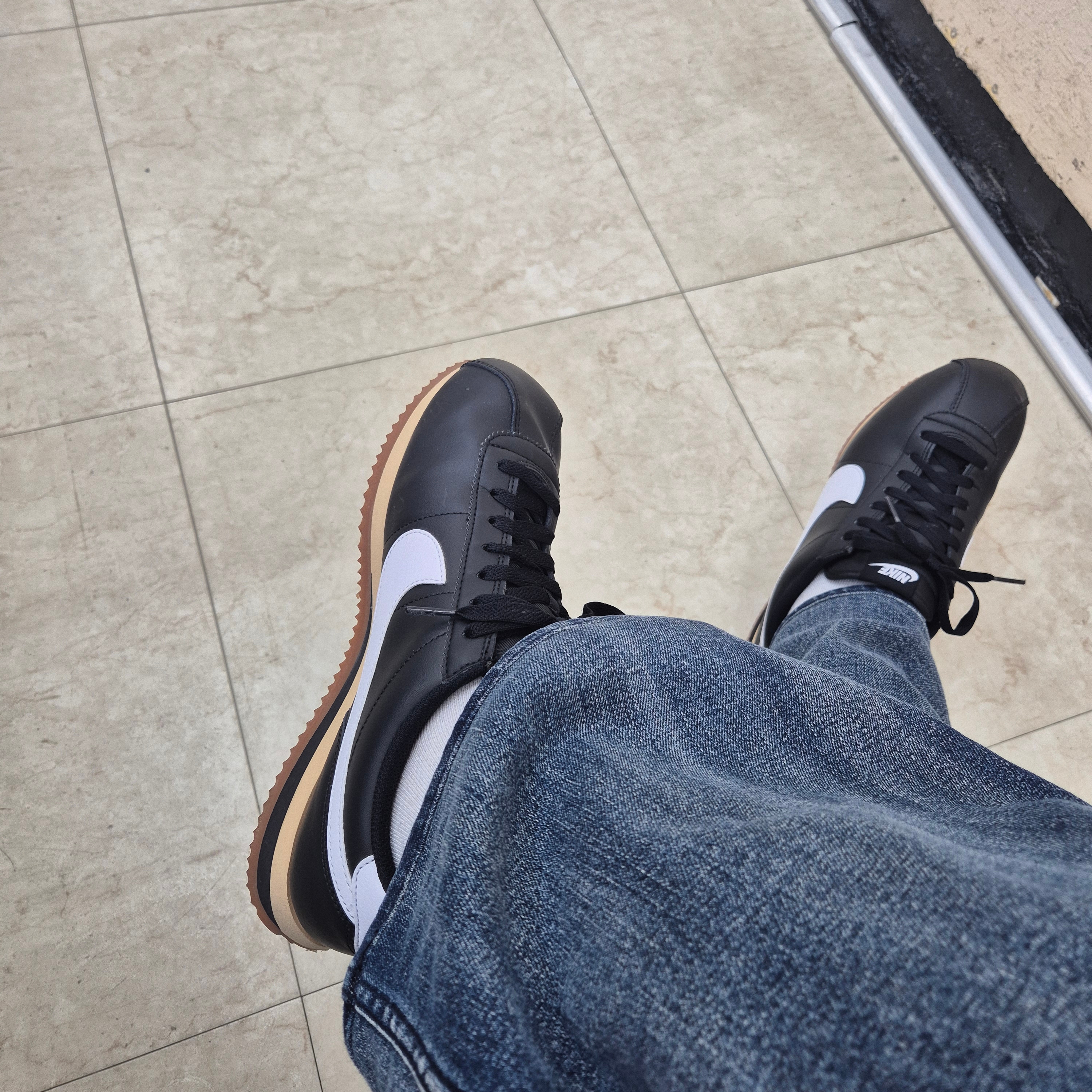 Nike Cortez Leather Black Gum Medium Brown 착용 스타일 - 1
