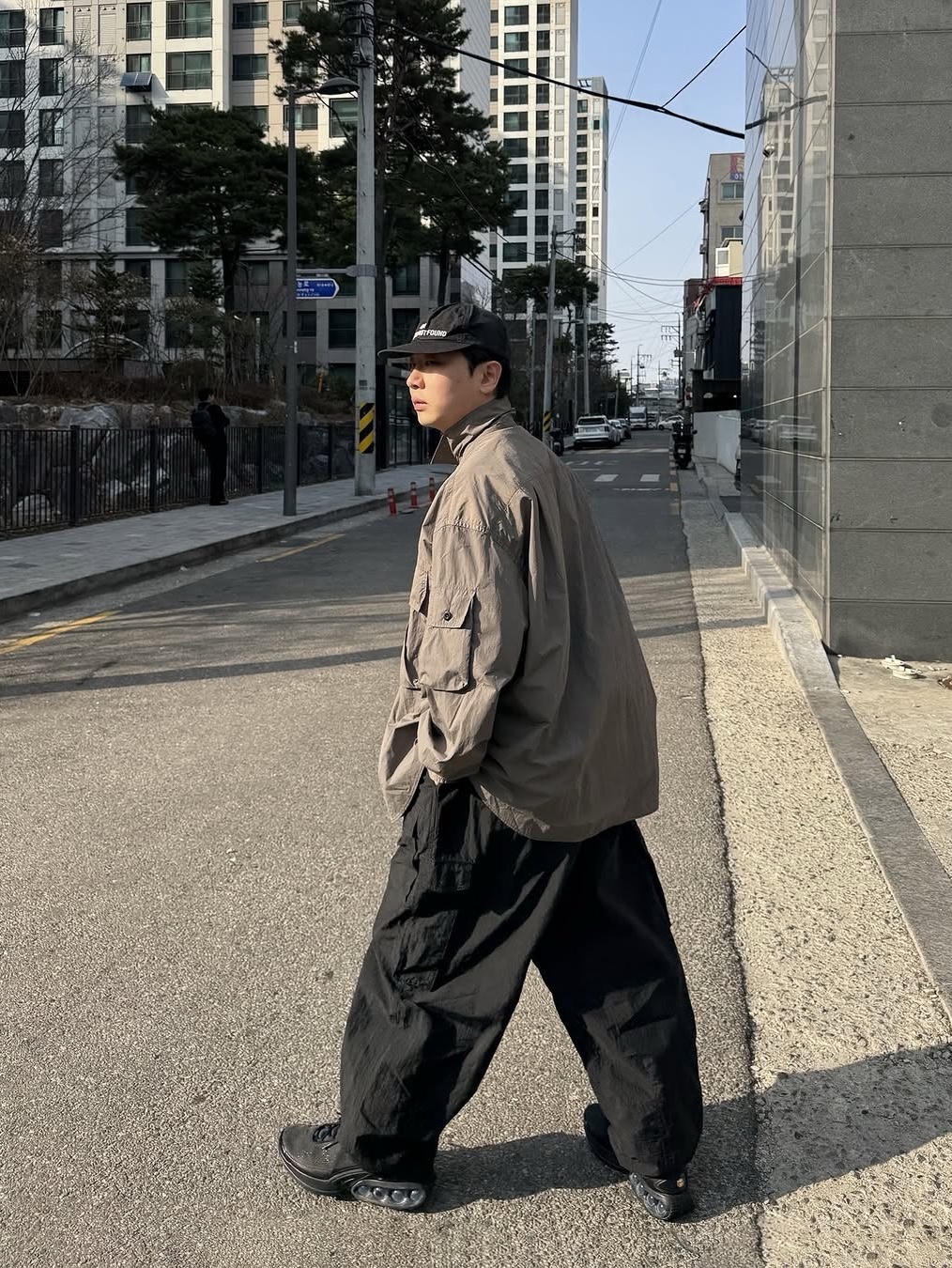 [SS25] moif M43 Shirt Jacket Stone 착용 스타일 - 1
