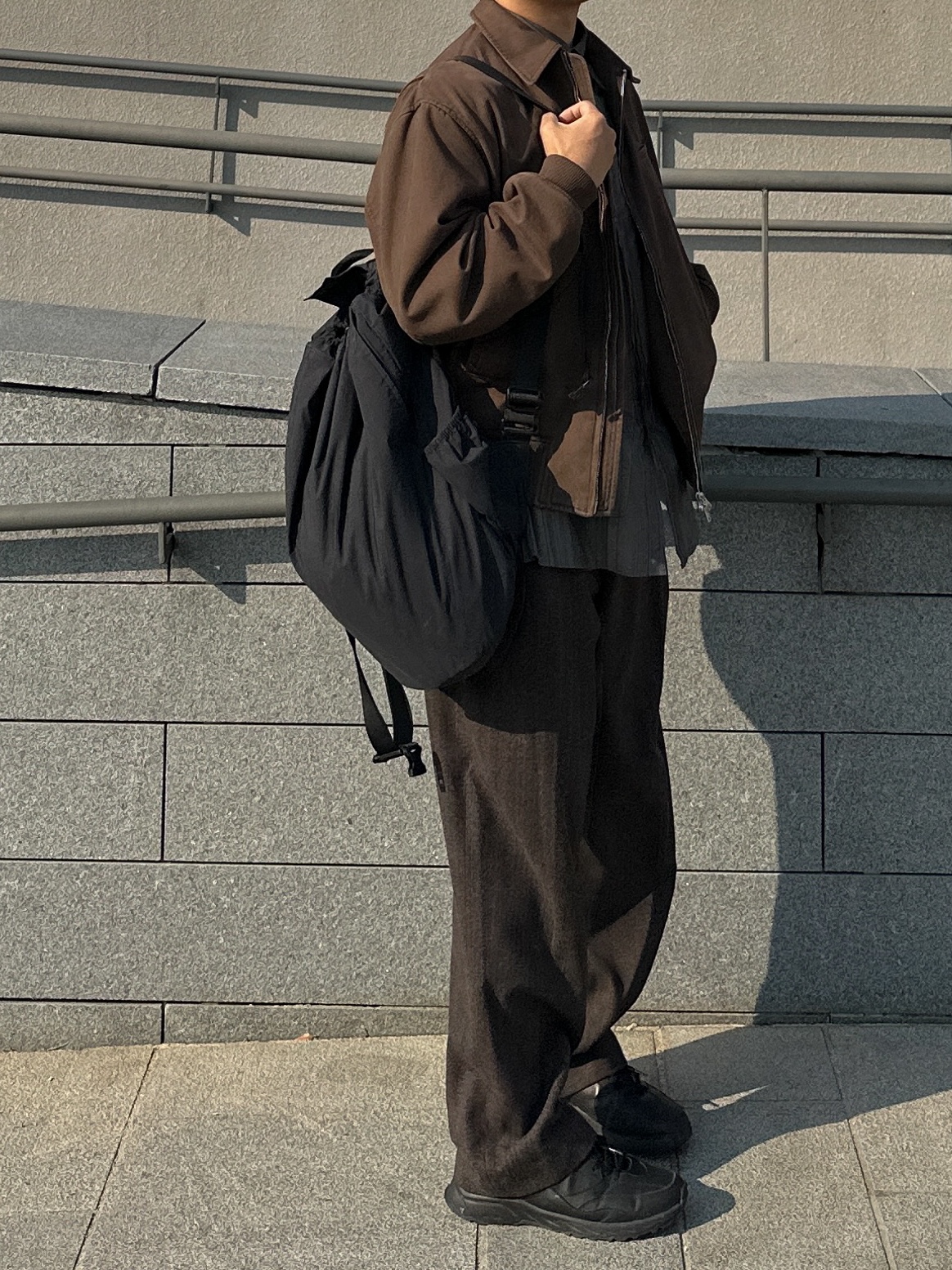 Amomento Stripe Square Pocket Oversized Shirts Khaki - 24FW, Amomento Wool Martin Pants Brown - 24FW 착용 스타일 - 7