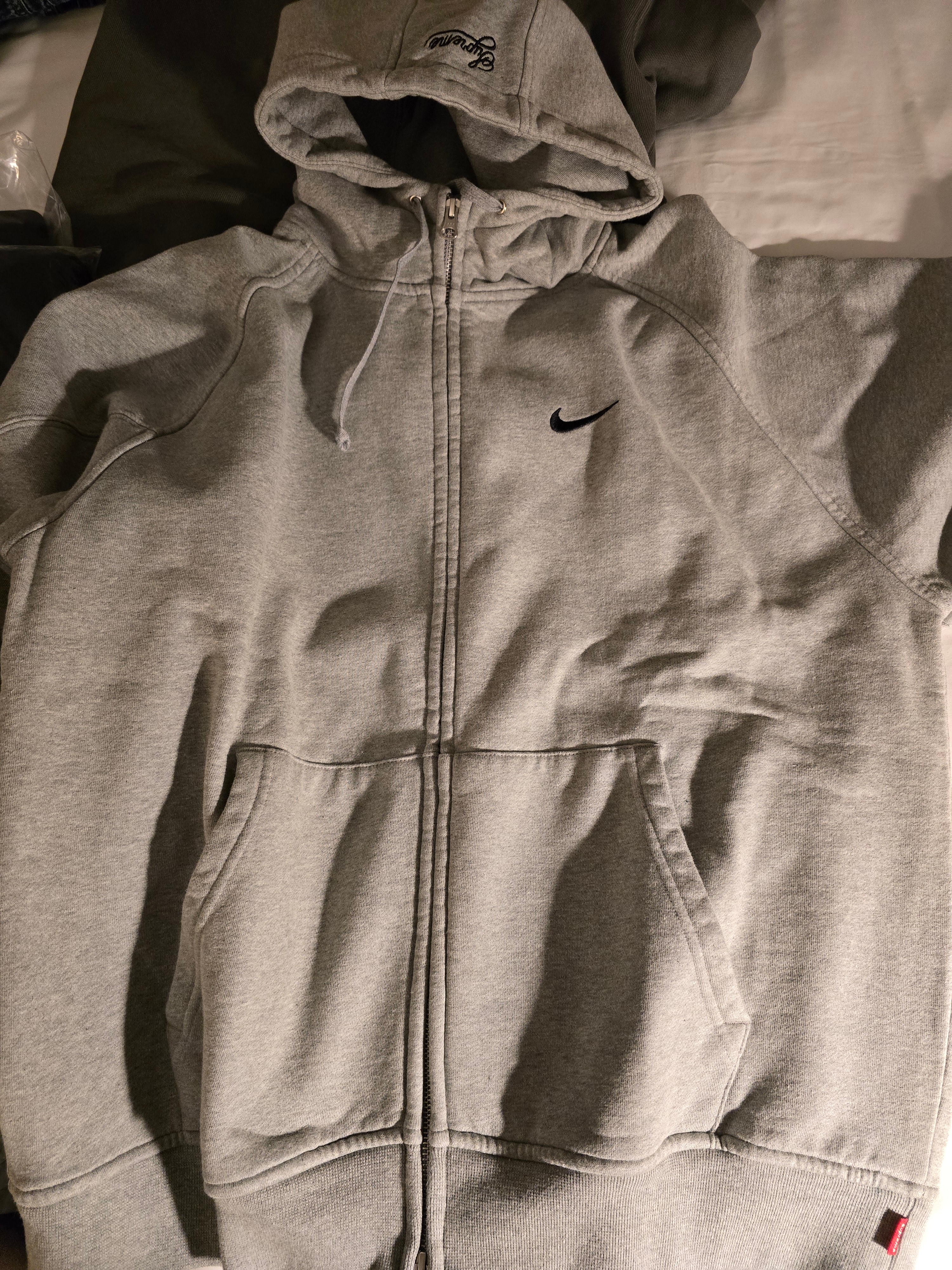 Supreme x Nike Zip Up Hooded Sweatshirt Heather Grey - 25SS 착용 스타일 - 1