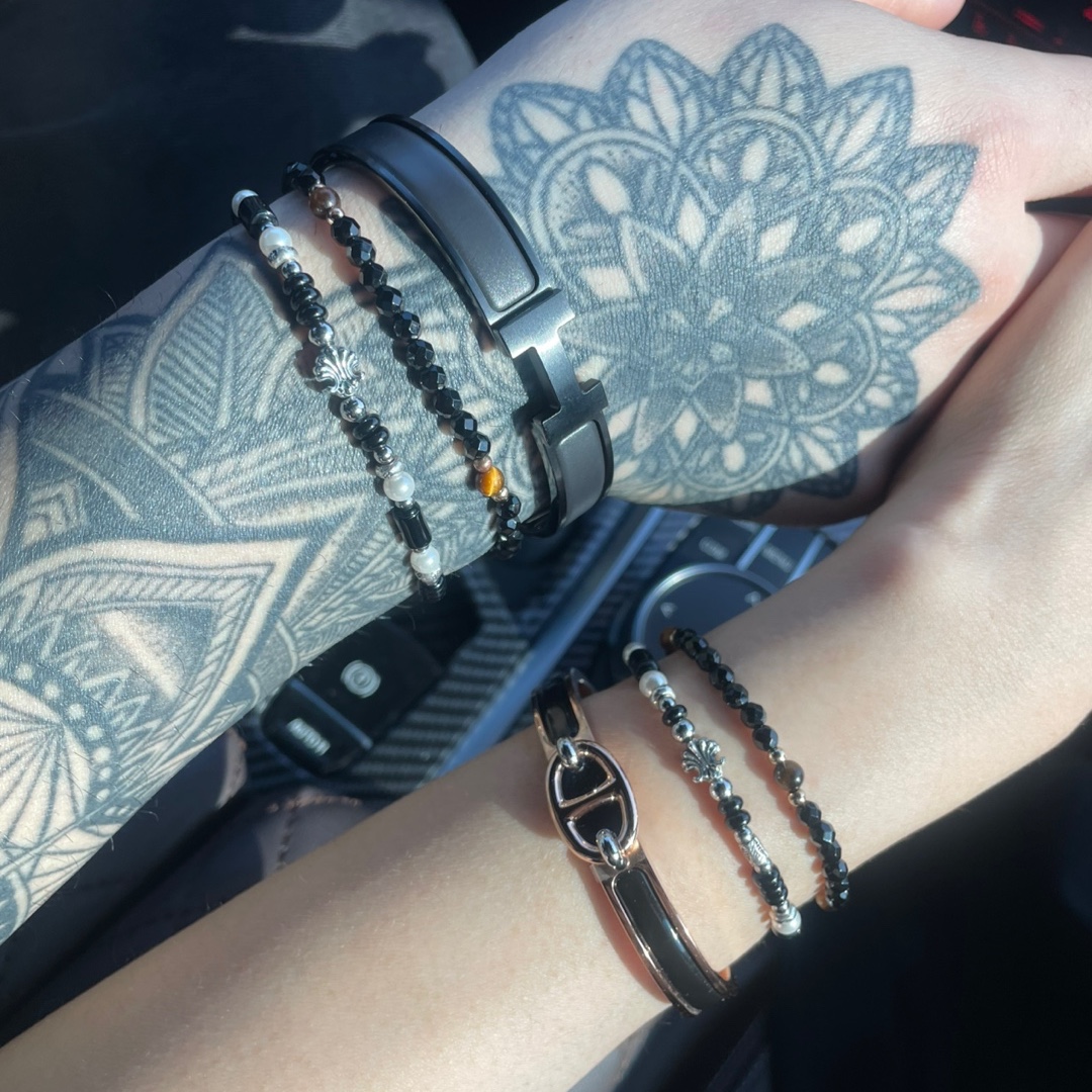 Hermes Clic HH Bracelet So Black & Noir Mat, [KREAM 단독] Scudo Shell Black Pearl Beads Bracelet 착용 스타일