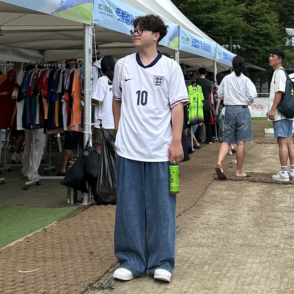 Nike England 2024/25 Dri-Fit Stadium Home Replica Jersey White Blue Void (Non Marking Ver.), Nike x Supreme Air Force 1 Low White 착용 스타일