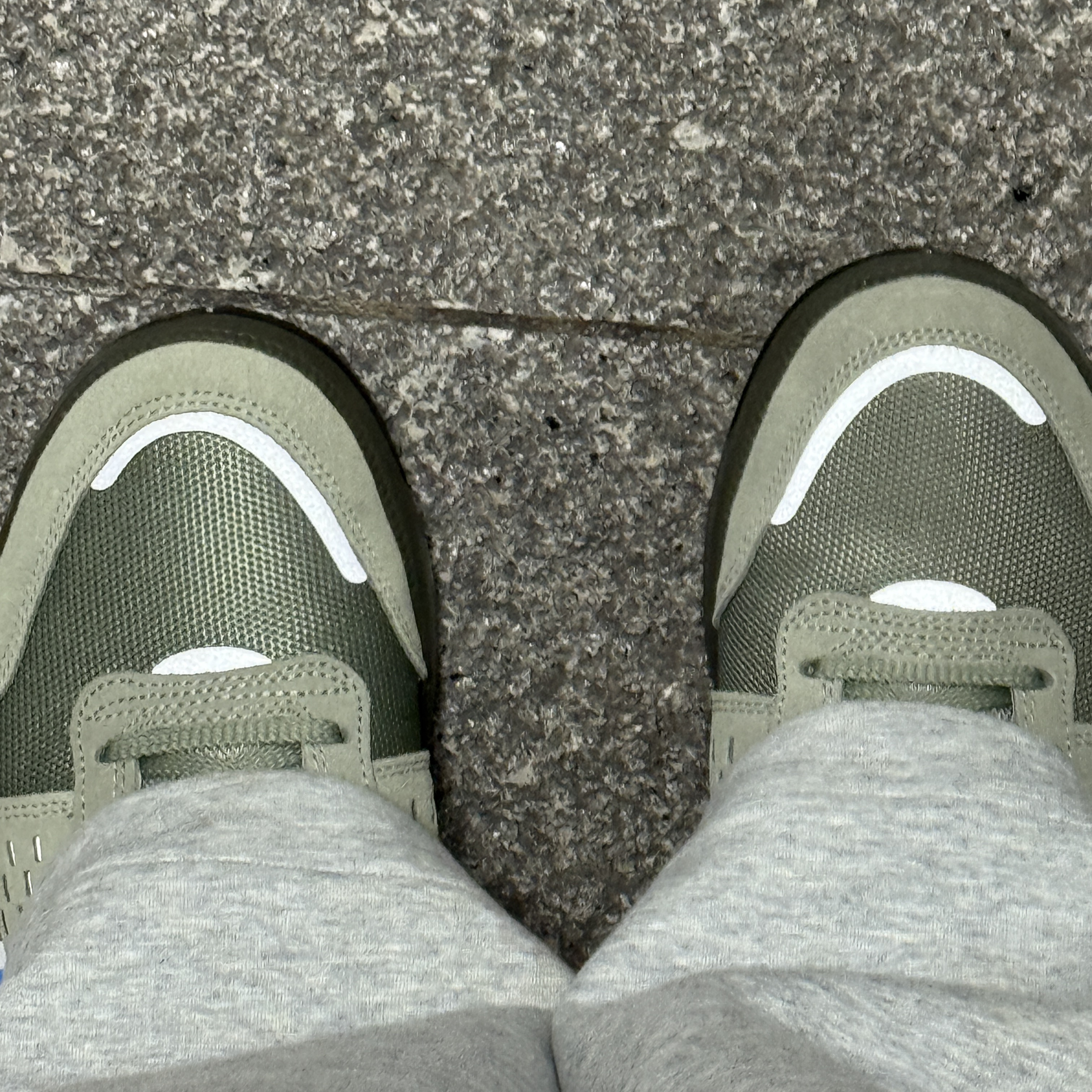 Nike C1TY Surplus Light Army Cargo Khaki 착용 스타일 - 3