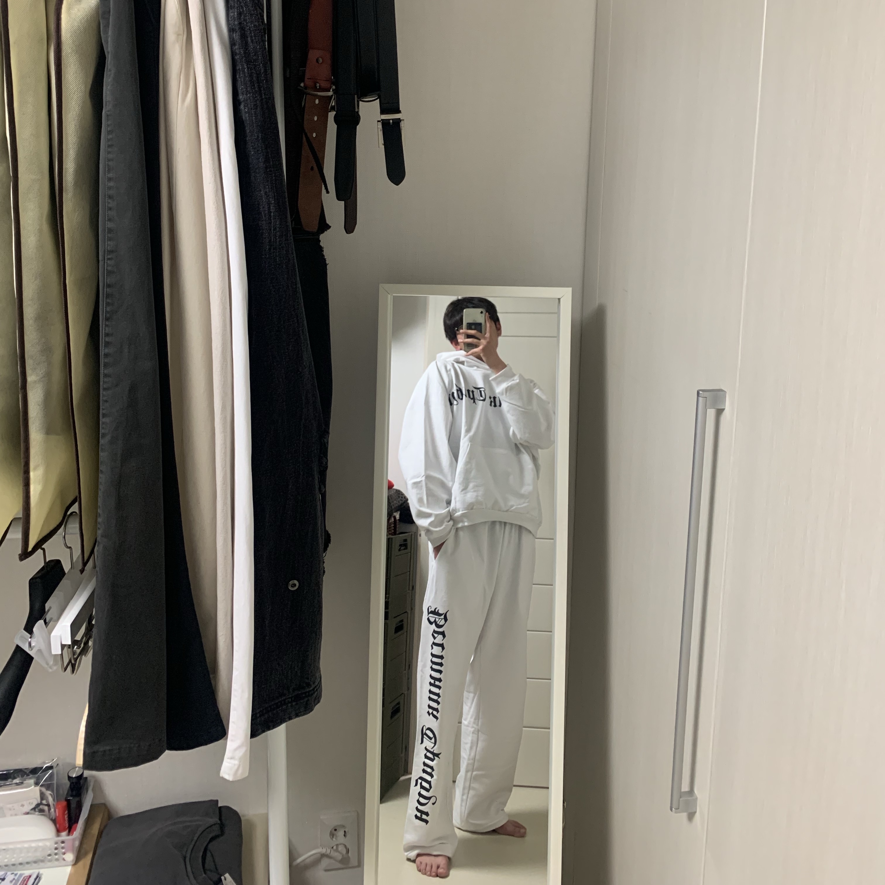 Yeezy x Gosha Rubchinskiy Tribune Herald SP-01 Pants White, Yeezy x Gosha Rubchinskiy Tribune Herald HD-01 Hoodie White 착용 스타일 - 1