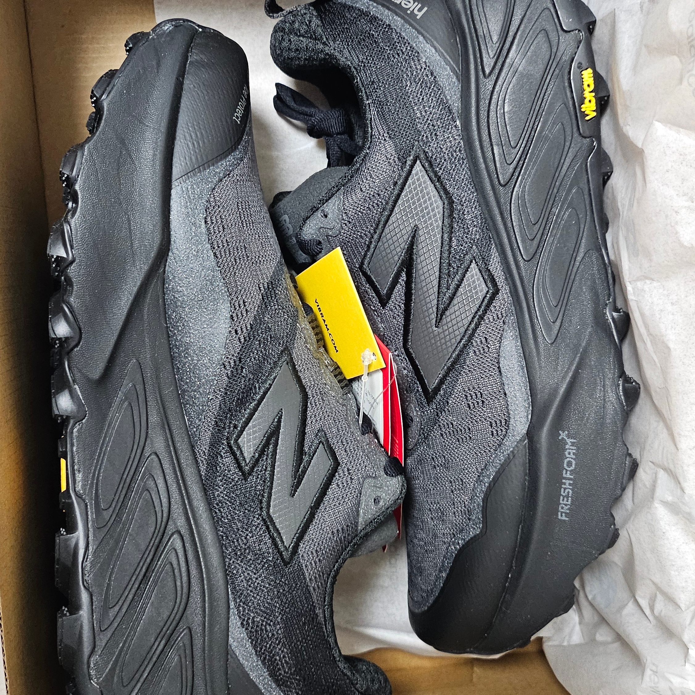New Balance Fresh Foam X Hierro v9 Black Cement Black 착용 스타일 - 1