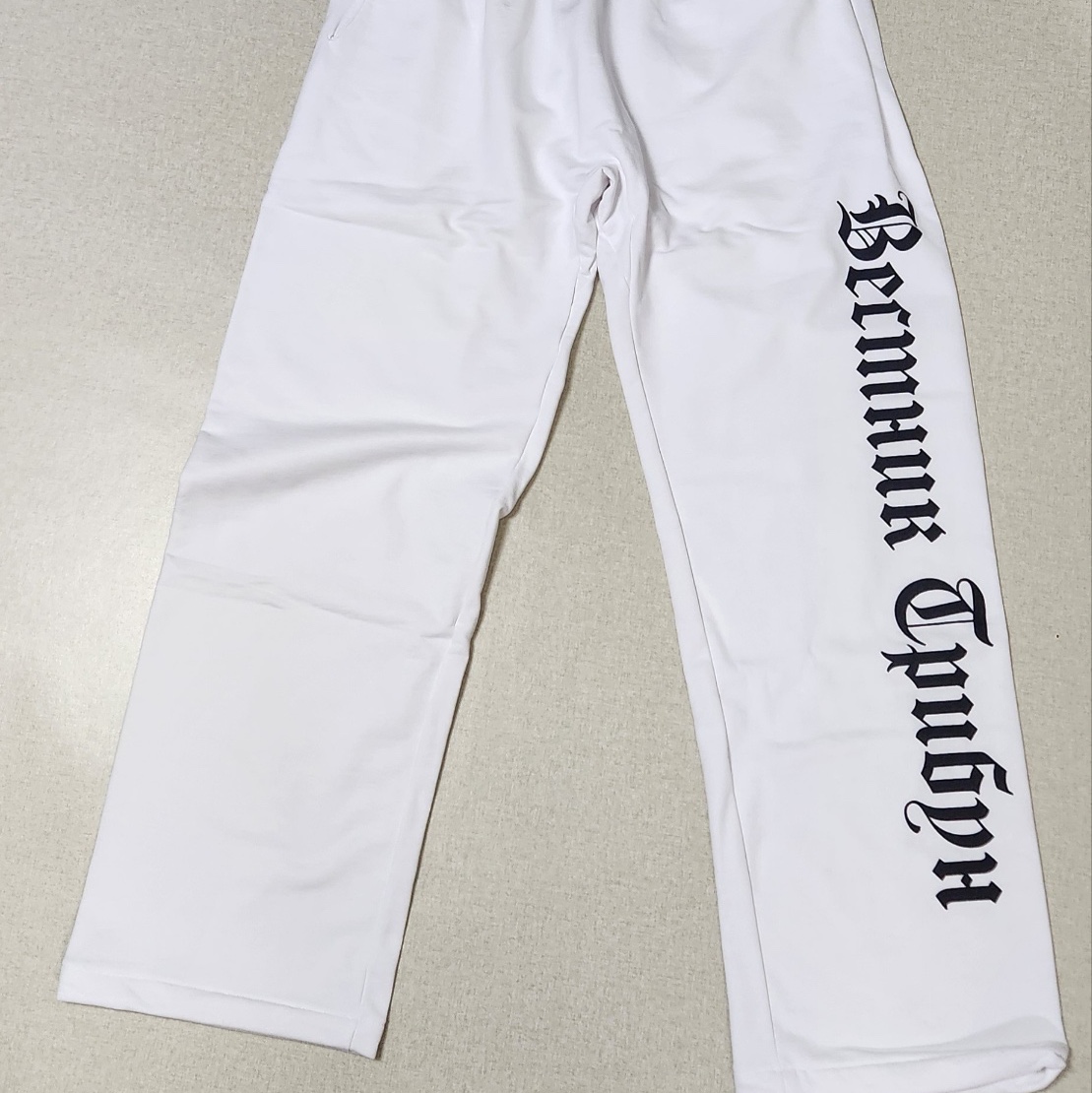 Yeezy x Gosha Rubchinskiy Tribune Herald SP-01 Pants White, Yeezy x Gosha Rubchinskiy Tribune Herald HD-01 Hoodie White 착용 스타일 - 3