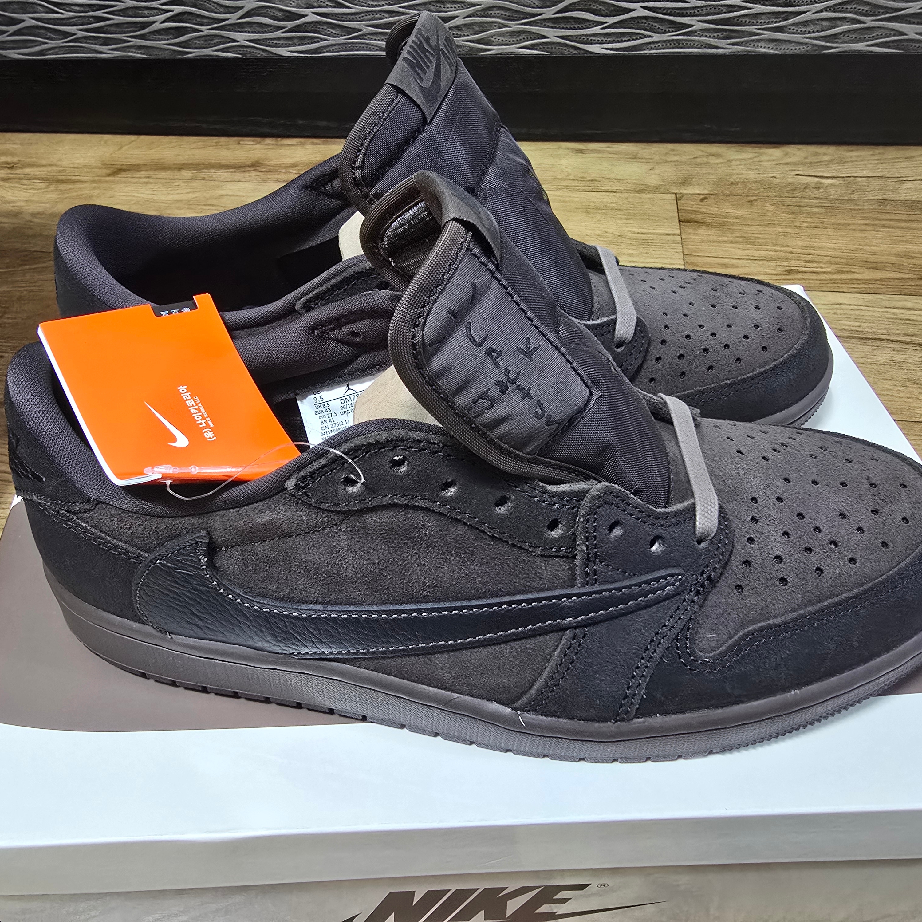 Jordan 1 x Travis Scott Retro Low OG SP Velvet Brown and Dark Mocha 착용 스타일 - 4