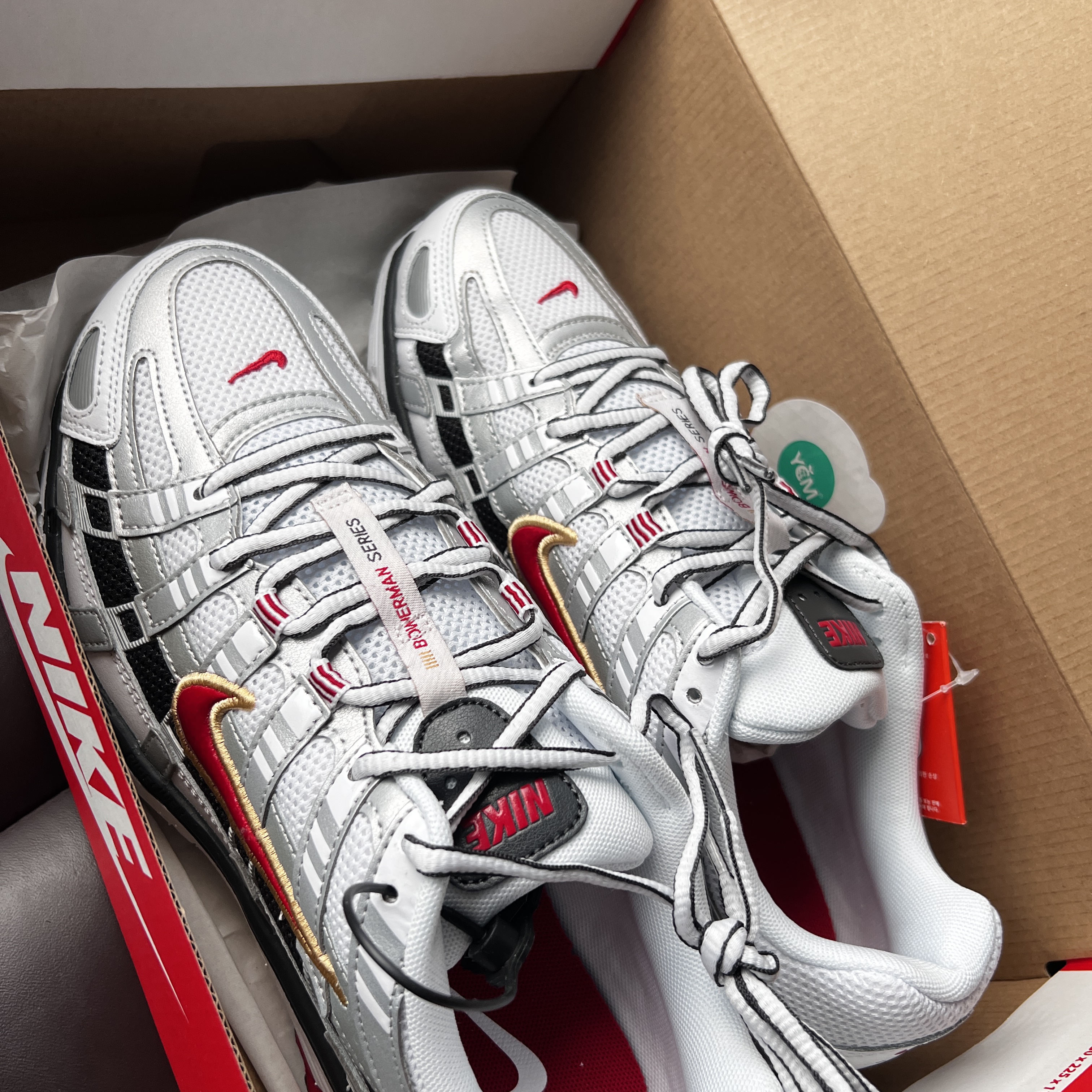 (W) Nike P-6000 Metallic Silver Red 착용 스타일