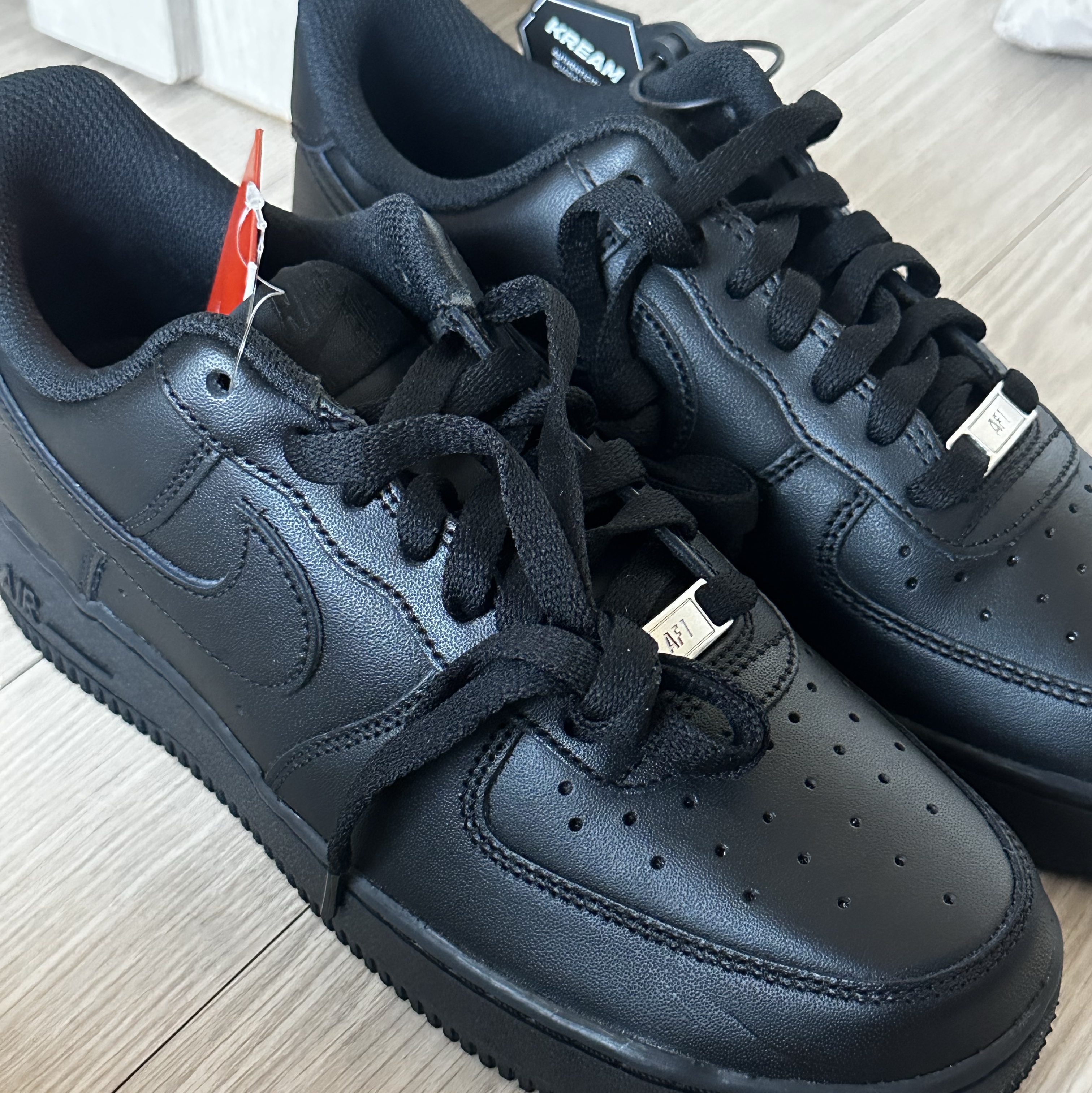 Nike Air Force 1 '07 Low Triple Black 착용 스타일