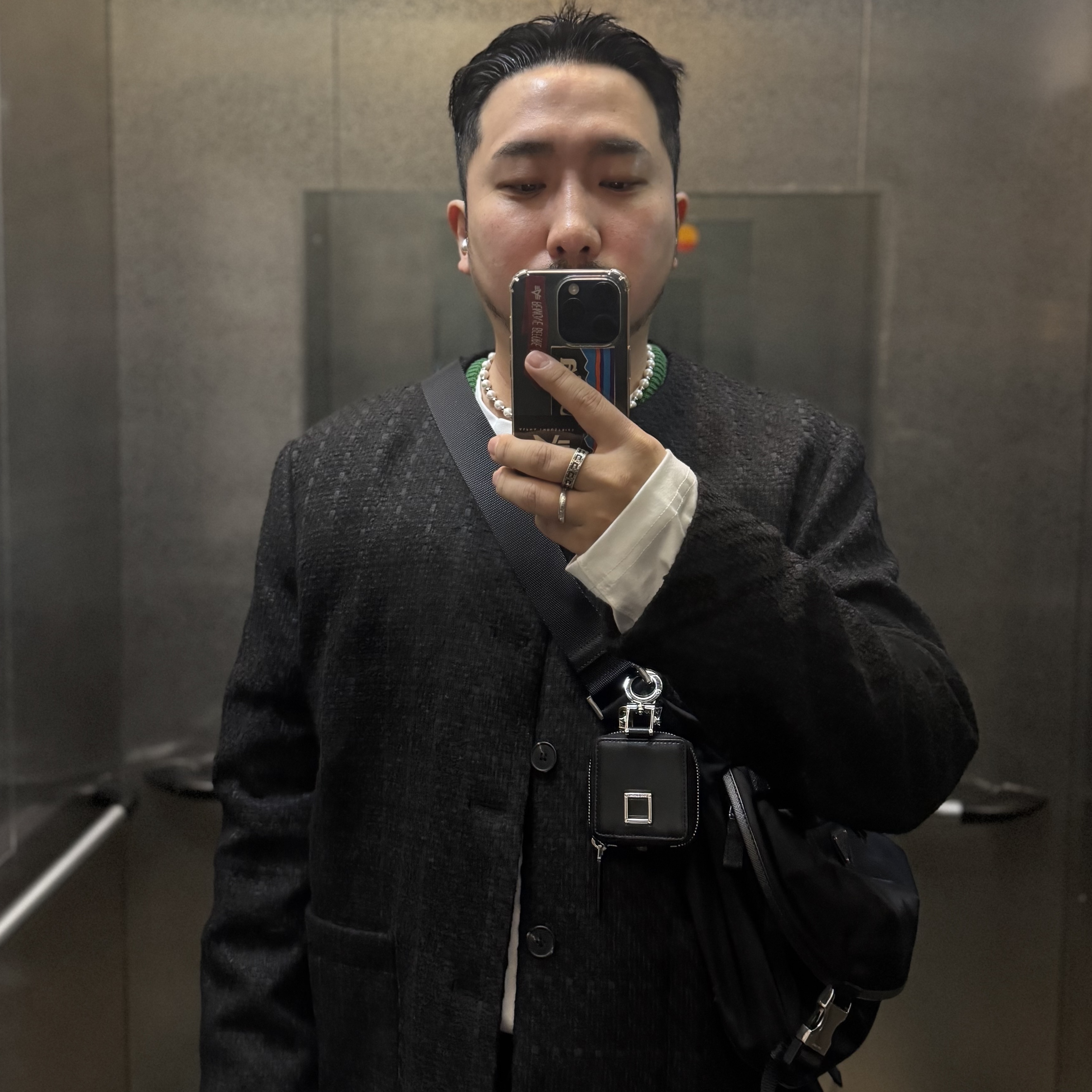 Prada Re-Nylon and Saffiano Leather Shoulder Bag Black, Gucci Silver Ring With SquareG Silver Aged Finish 착용 스타일