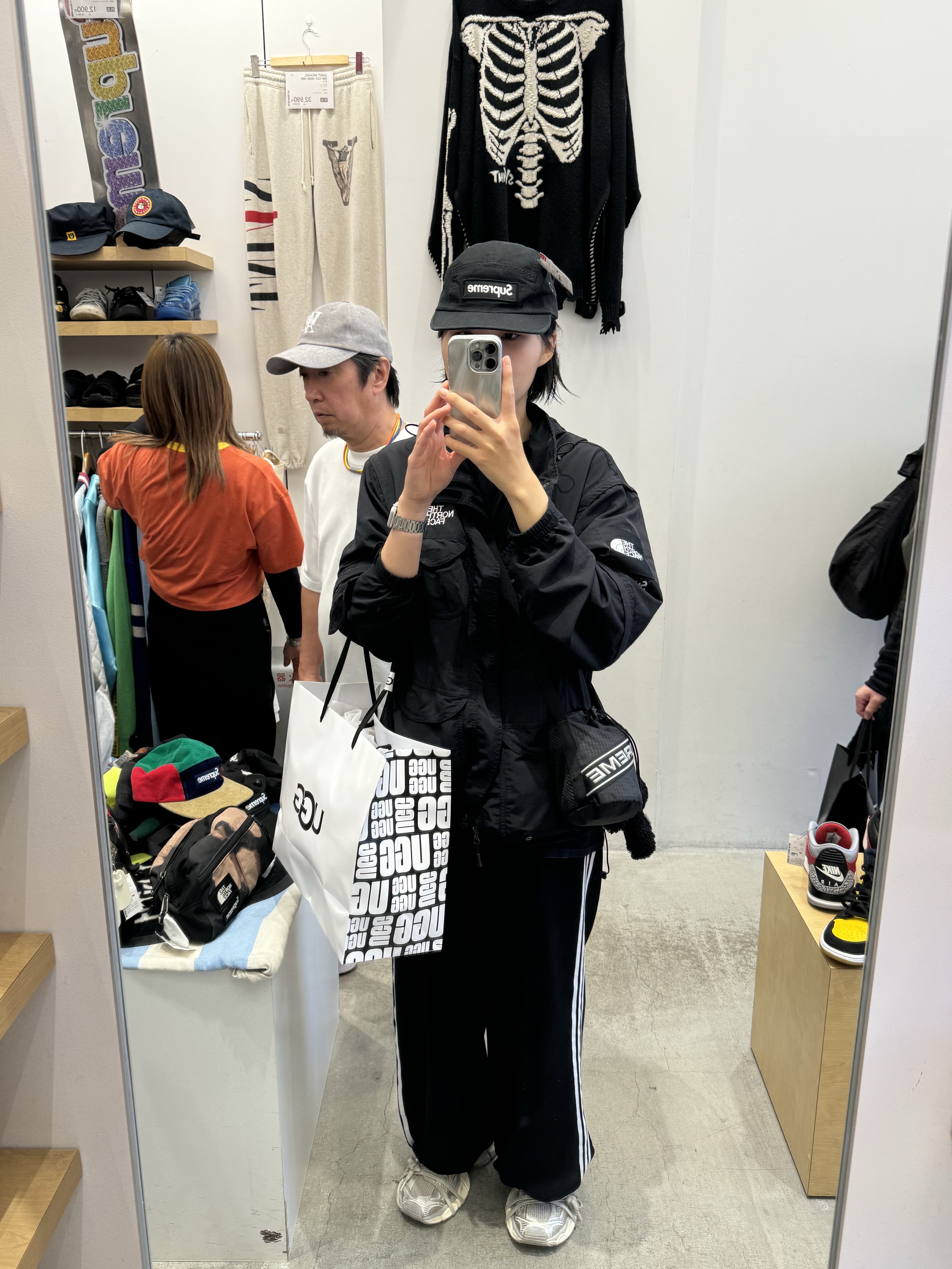 (W) Balenciaga 3XL Sneakers Light Beige, Supreme Small Cinch Pouch Black - 23FW 착용 스타일