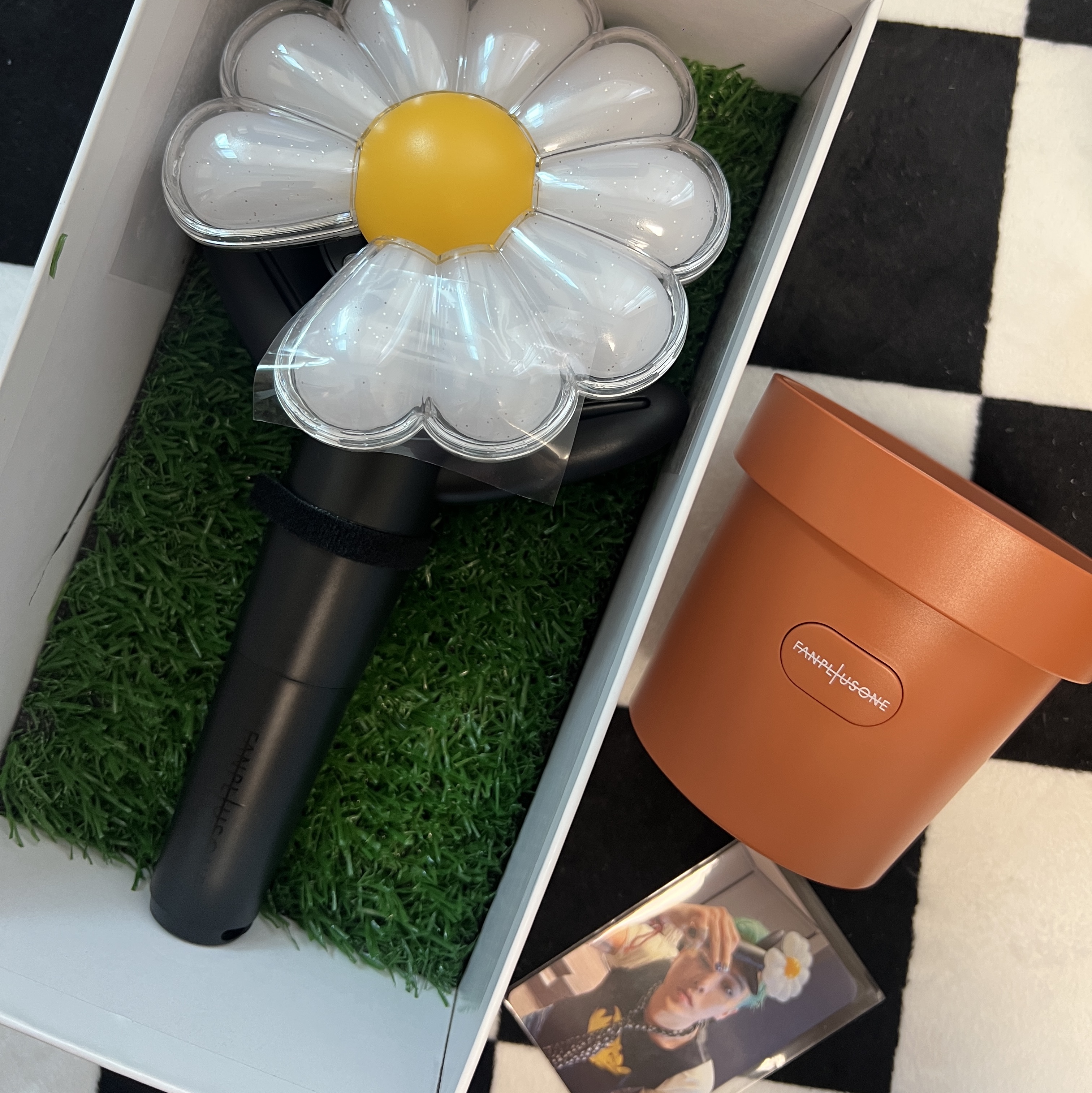 G-DRAGON Ubermensch Official Light Stick, G-DRAGON Ubermensch Official Light Stick Cradle 착용 스타일