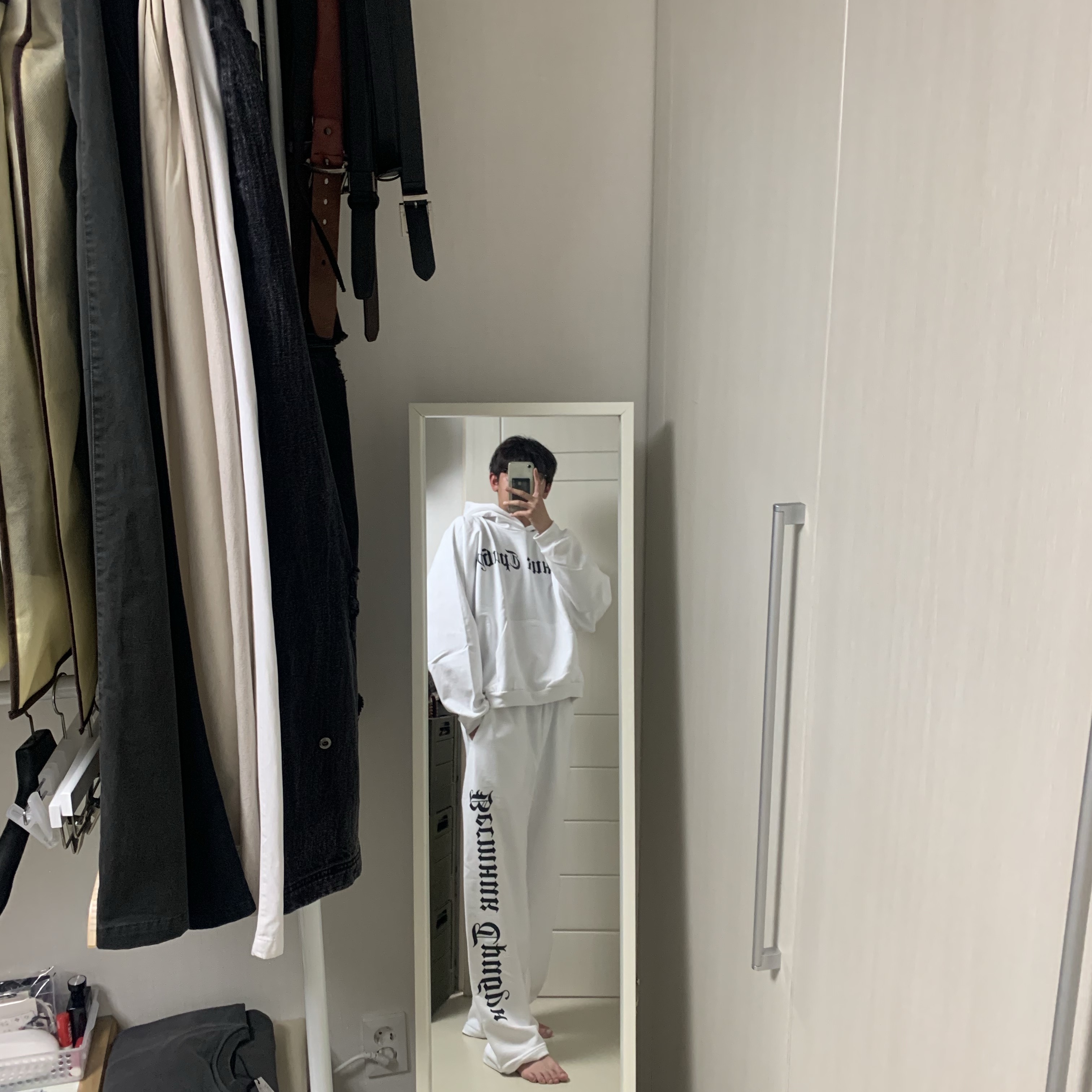 Yeezy x Gosha Rubchinskiy Tribune Herald SP-01 Pants White, Yeezy x Gosha Rubchinskiy Tribune Herald HD-01 Hoodie White 착용 스타일 - 2