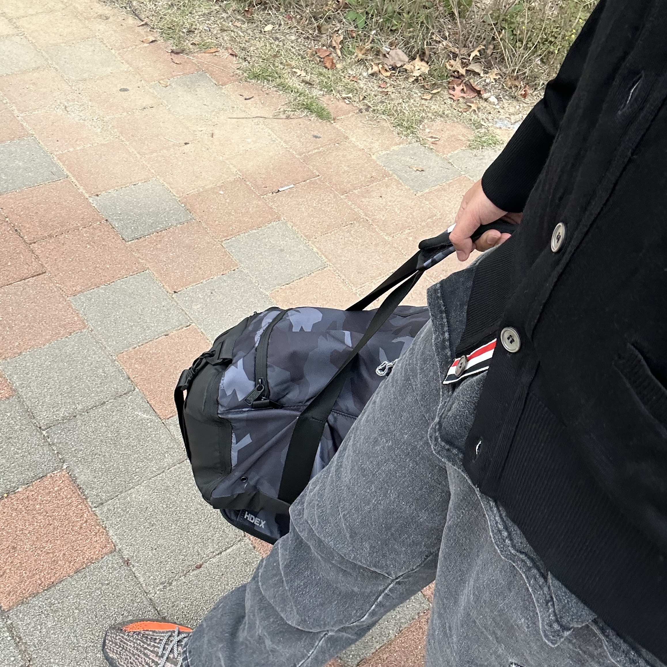 Play Comme des Garcons Black Heart Knit Cardigan Grey, Apple Airpods Pro 2nd Gen with MagSafe Charging Case USB C (Korean Ver.) 착용 스타일 - 5