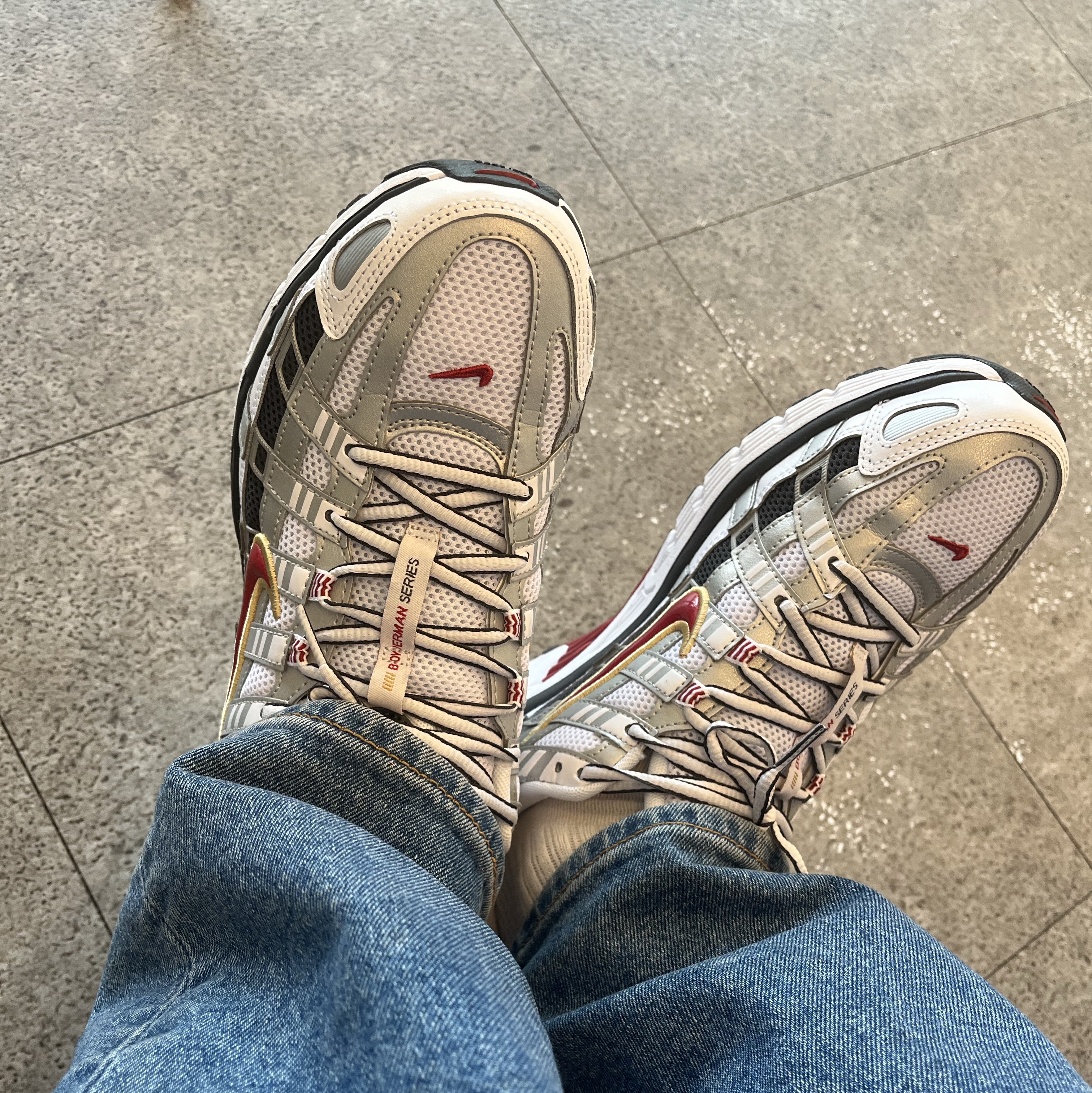 (W) Nike P-6000 Metallic Silver Red 착용 스타일