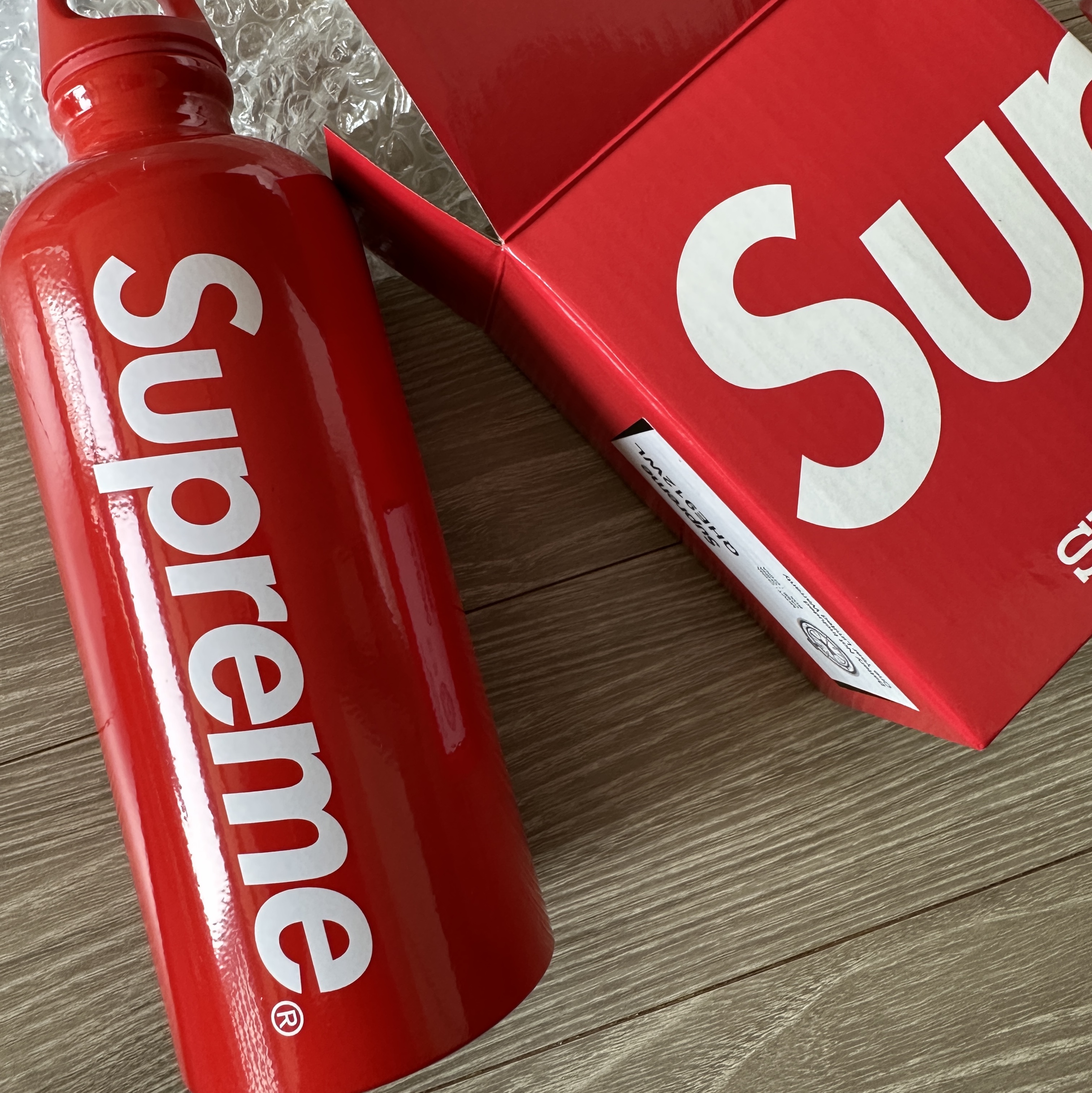 Supreme x Sigg Traveller 0.6L Water Bottle Red - 23SS 착용 스타일