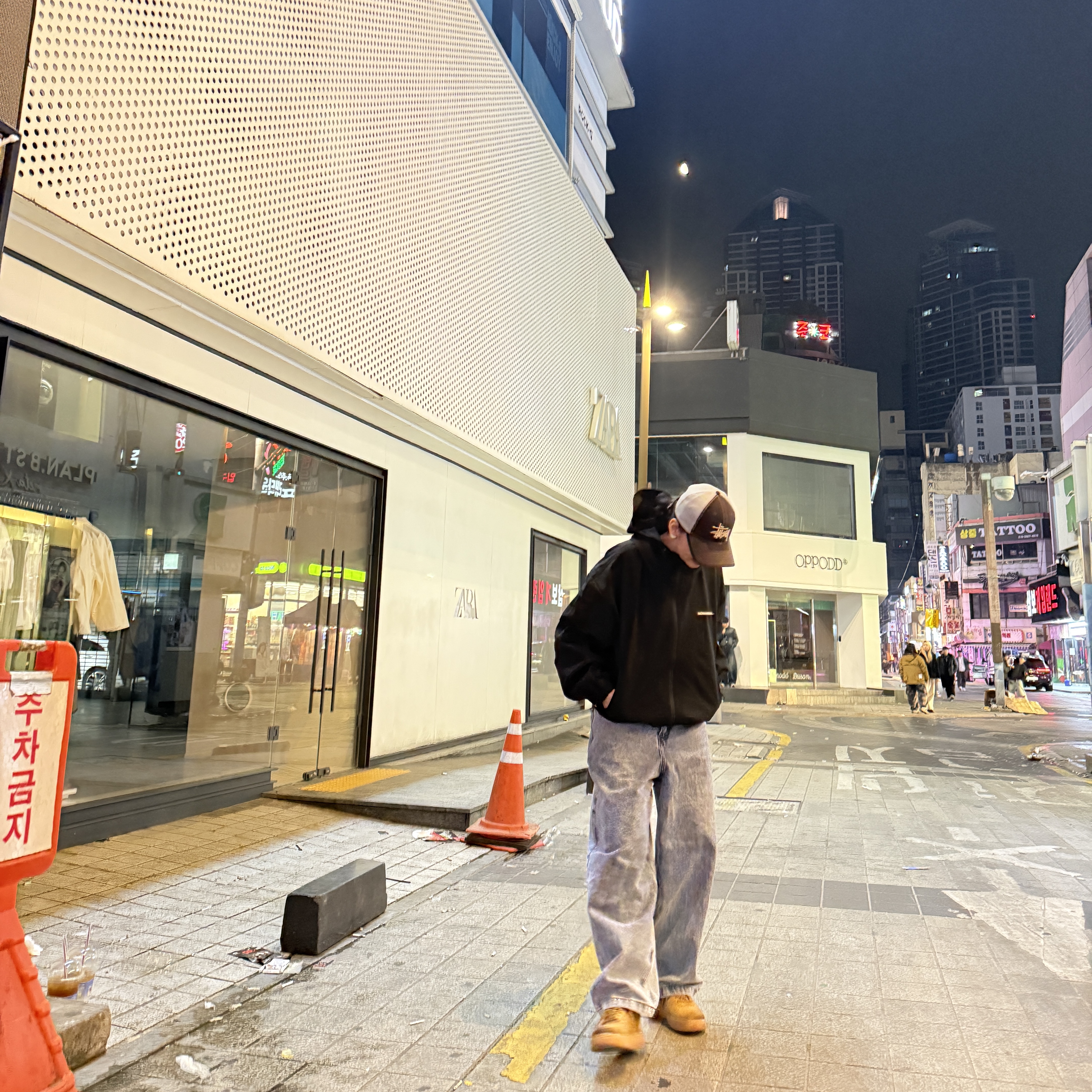 Stussy New Era 9twenty Basic Trucker Brown, Nike Air Force 1 '07 WB Flax 착용 스타일 - 1