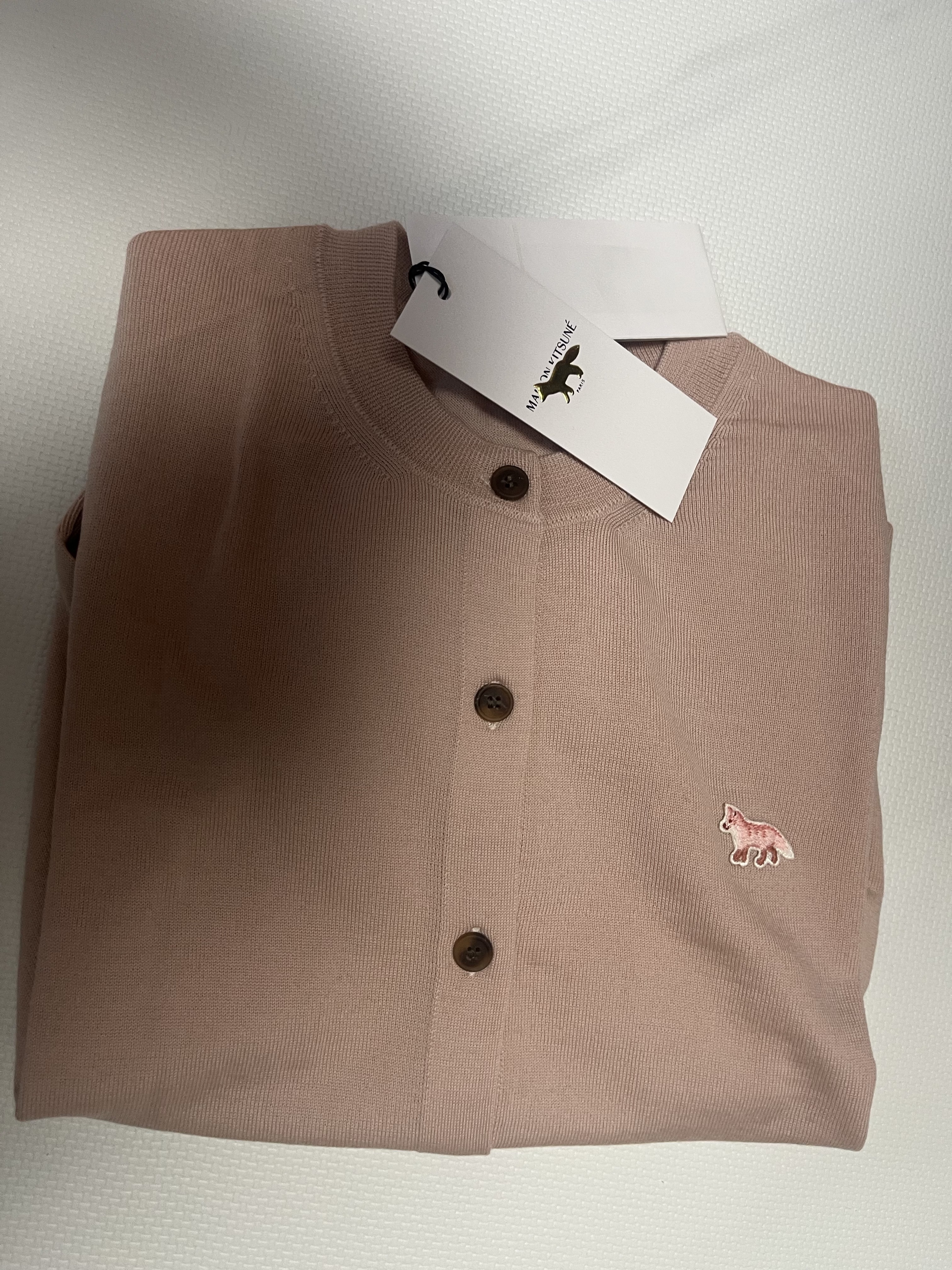 (W) Maison Kitsune Baby Fox Patch Regular Cardigan Pasture Rose 착용 스타일