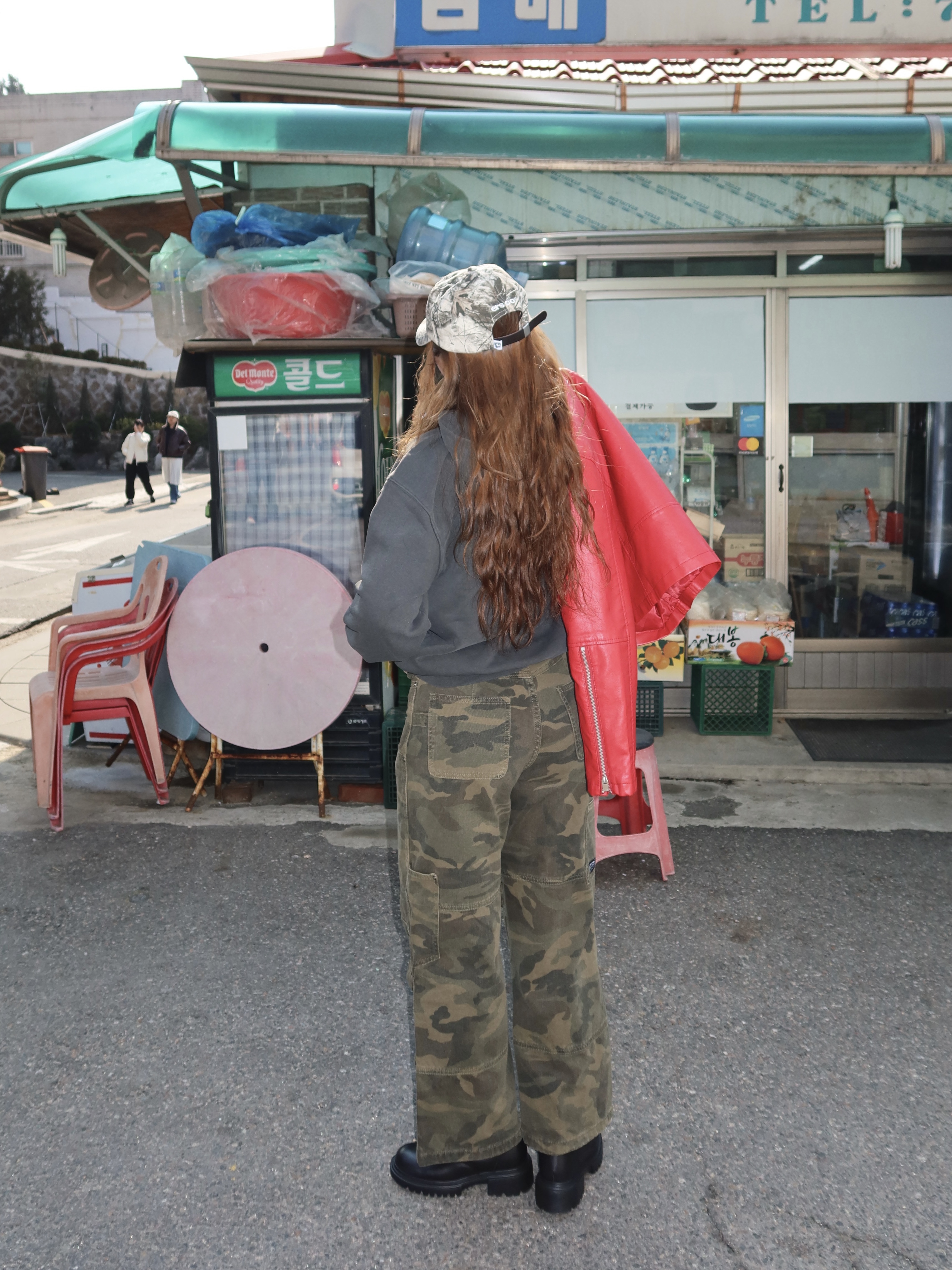 [KREAM 단독] ersco Original Logo Cap Realtree, [KREAM 단독] Suade Huh Hoodie Pigment Black 착용 스타일 - 3