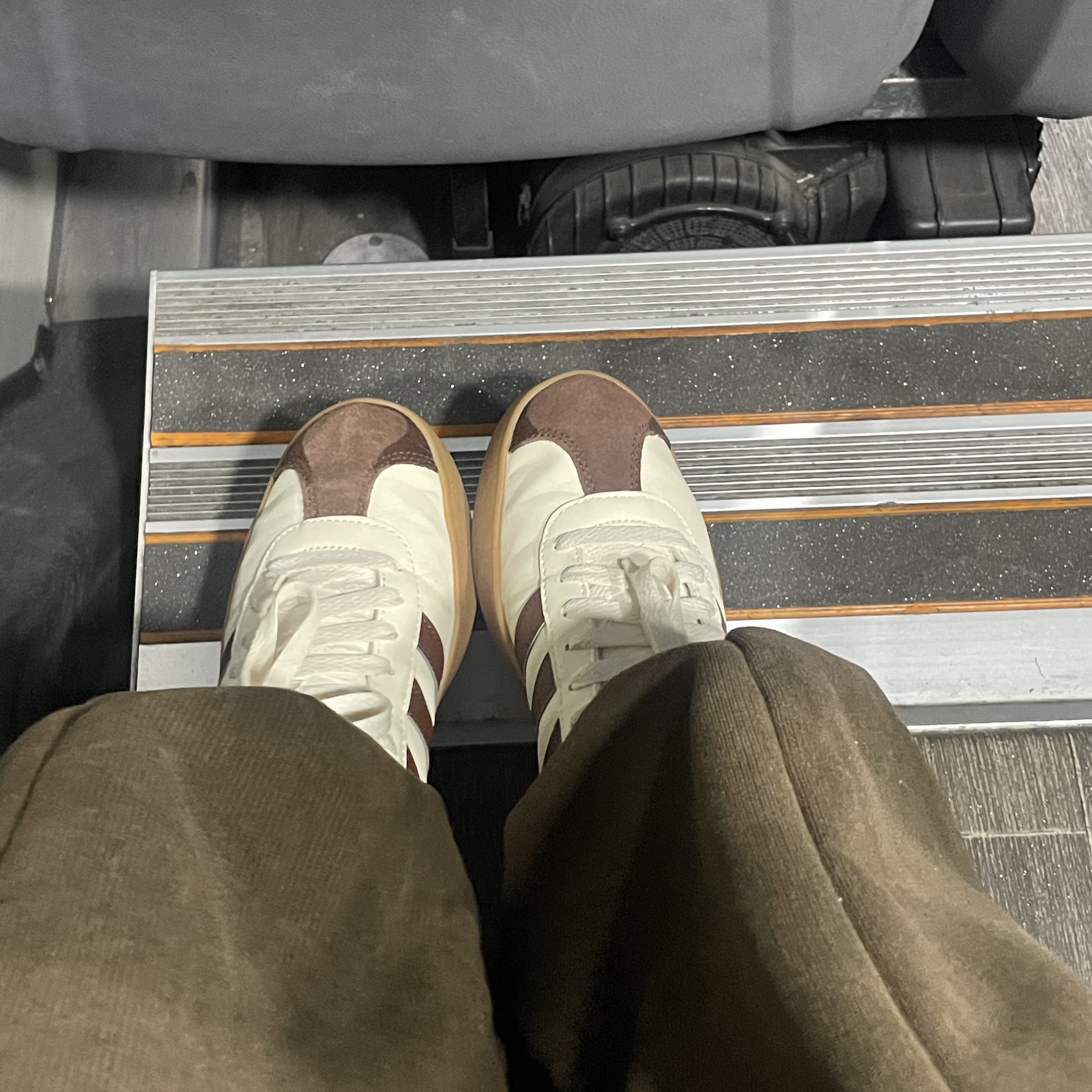 Adidas VL Court 2.0 Cream Brown 착용 스타일 - 2
