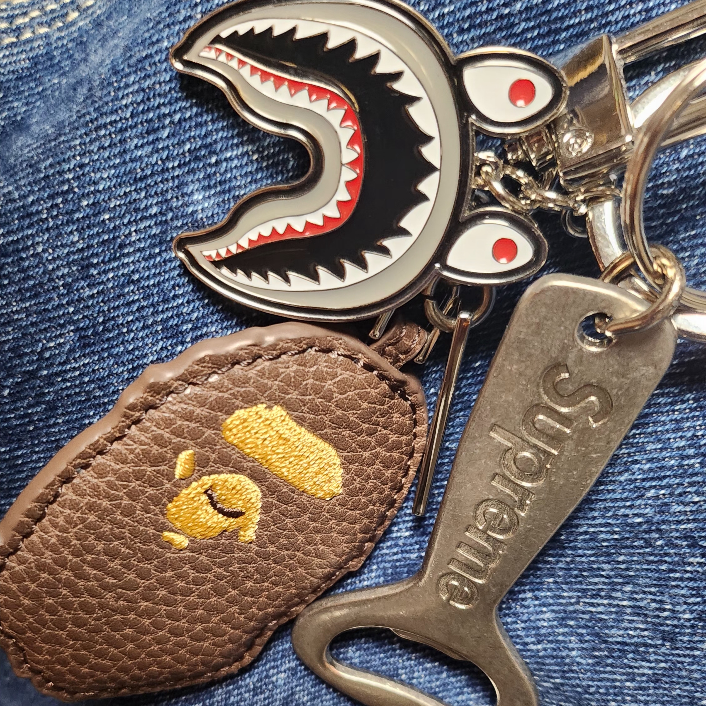 BAPE Ape Head Keychain Brown, BAPE Shark Metal Keychain Black 착용 스타일