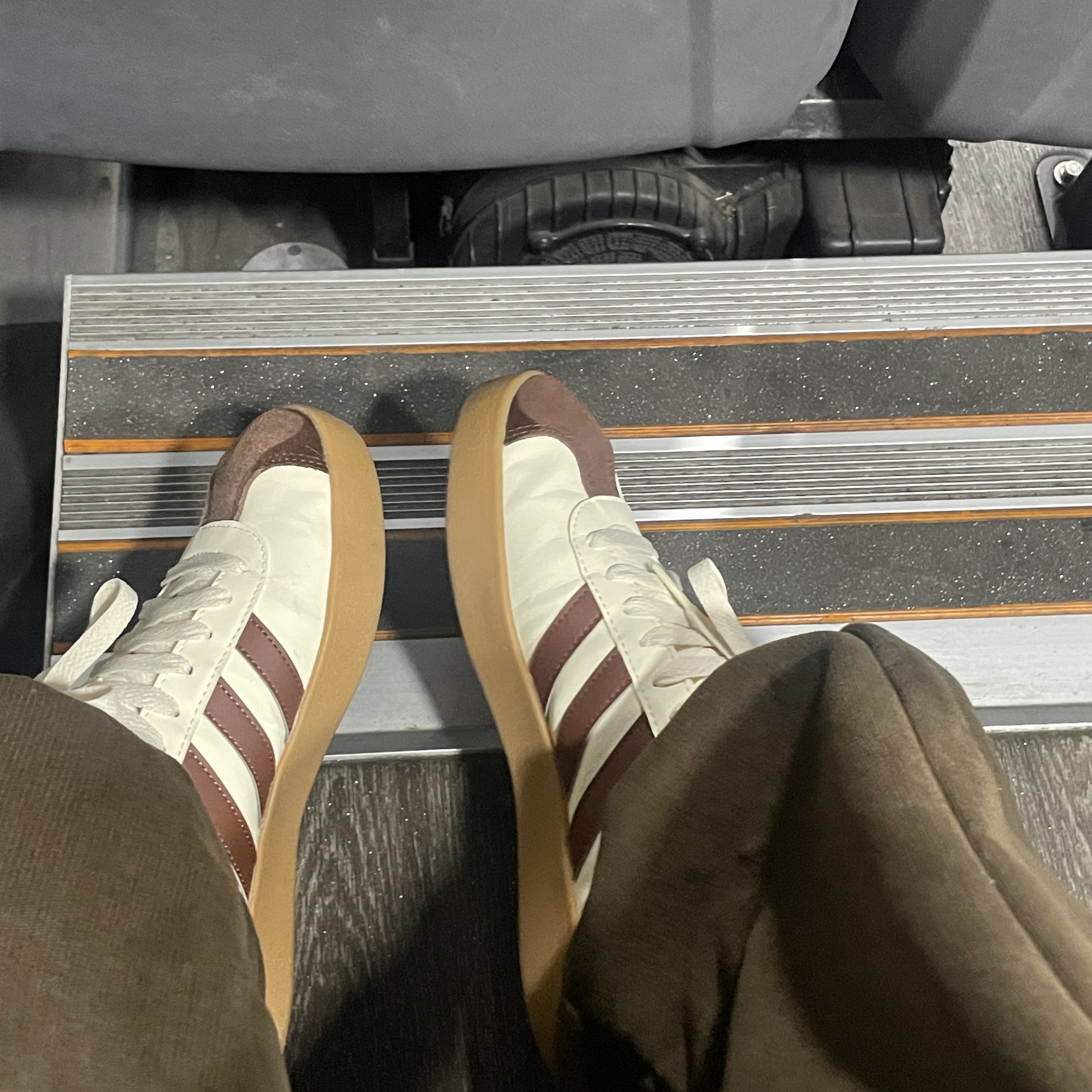 Adidas VL Court 2.0 Cream Brown 착용 스타일 - 3