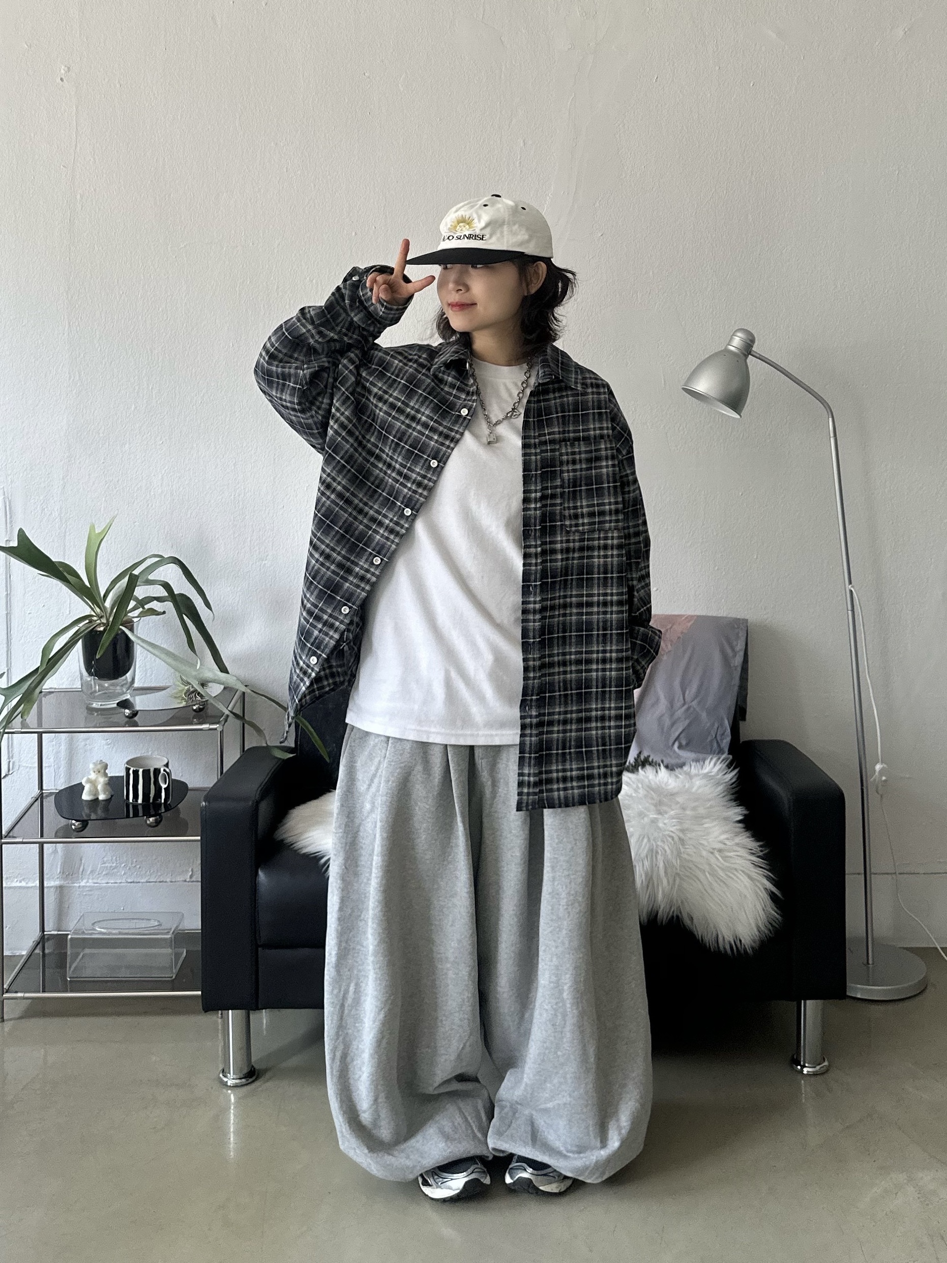 Asics Unlimited Gel-Kayano 14 Carrier Grey Black, Hello Sunrise  Two Tone Washed OG Logo 6panel Cap Off White & Black 착용 스타일 - 1