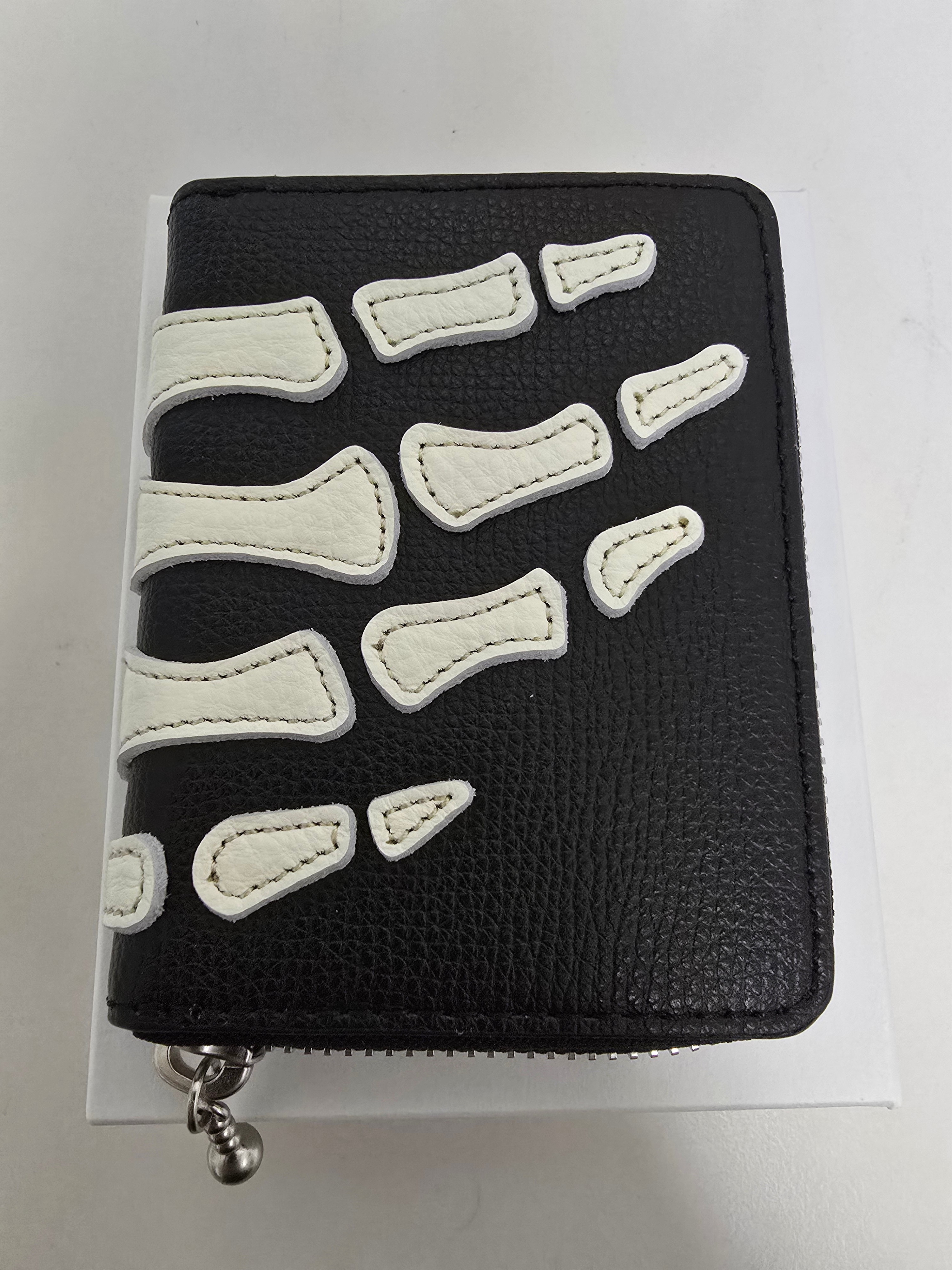 Kapital Thumbs Up Bone Hand Zip Mini Wallet Black 착용 스타일