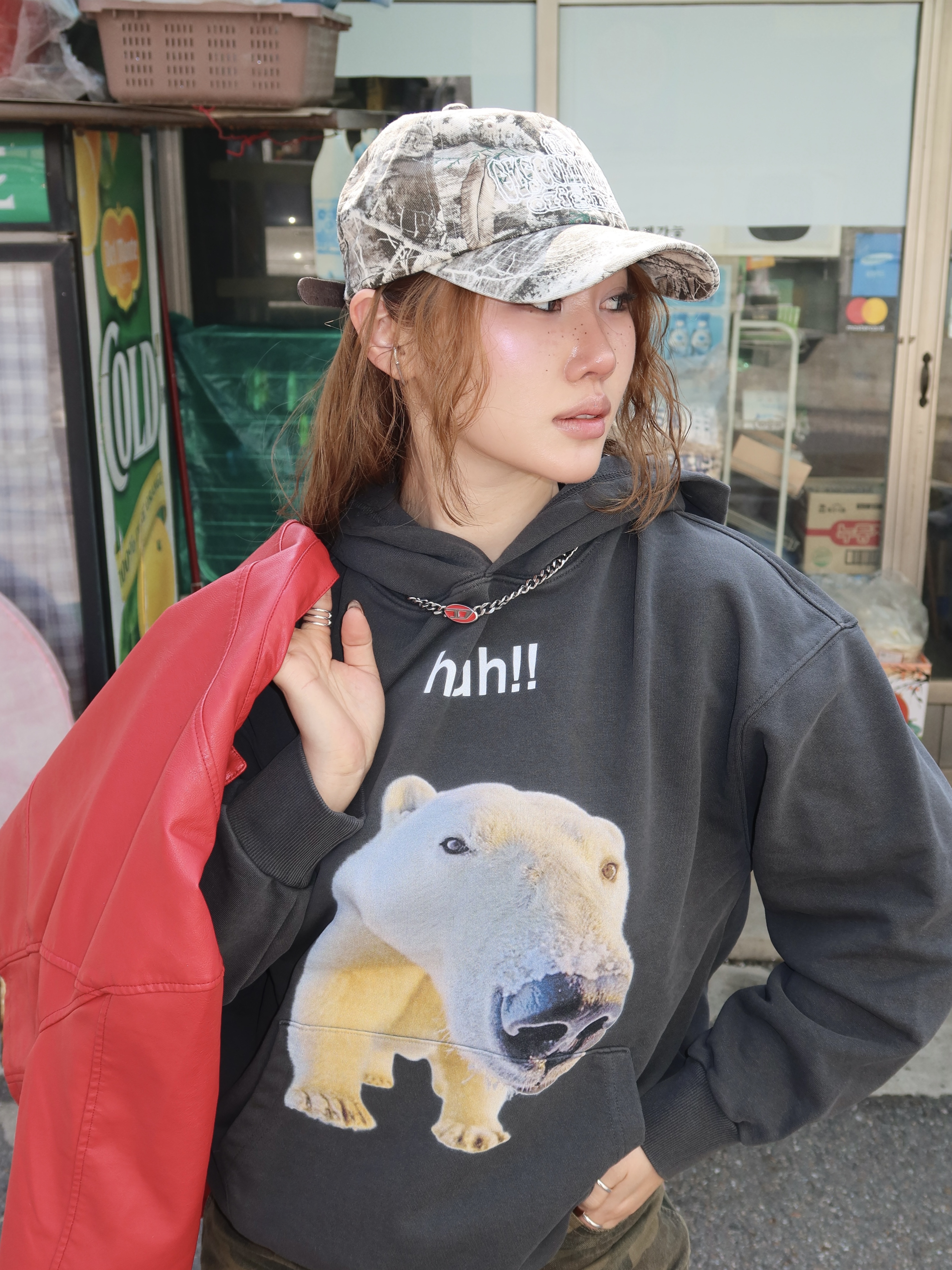 [KREAM 단독] ersco Original Logo Cap Realtree, [KREAM 단독] Suade Huh Hoodie Pigment Black 착용 스타일 - 4