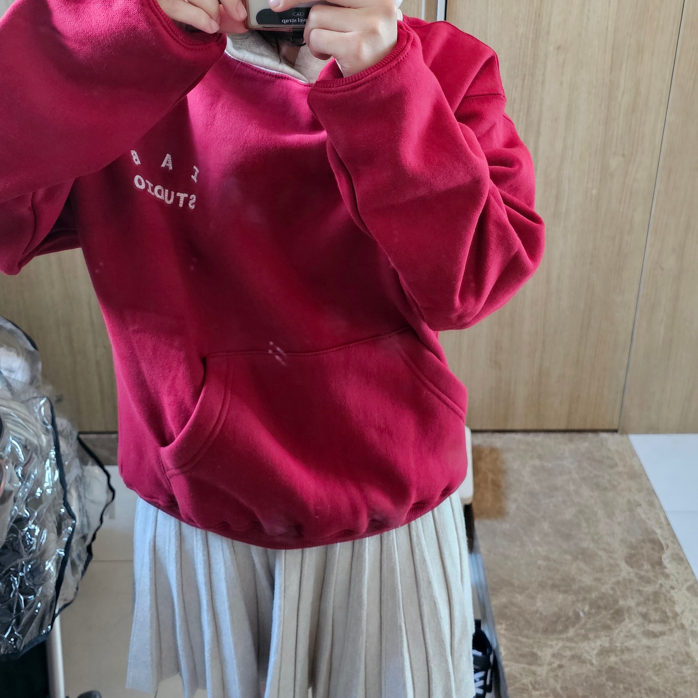 IAB Studio 24 Christmas Hoodie Burgundy Oatmeal 착용 스타일