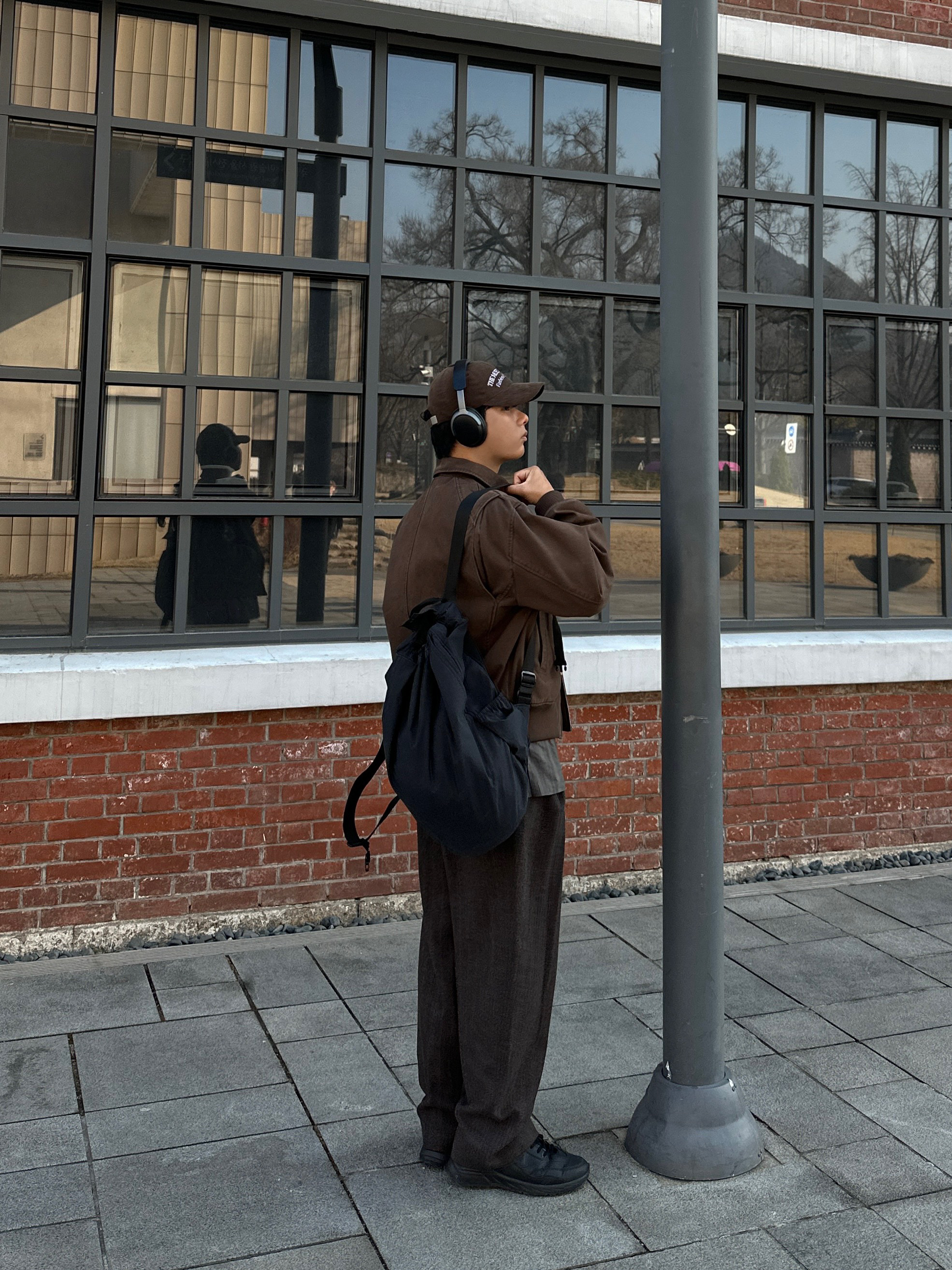 Amomento Stripe Square Pocket Oversized Shirts Khaki - 24FW, Amomento Wool Martin Pants Brown - 24FW 착용 스타일 - 6