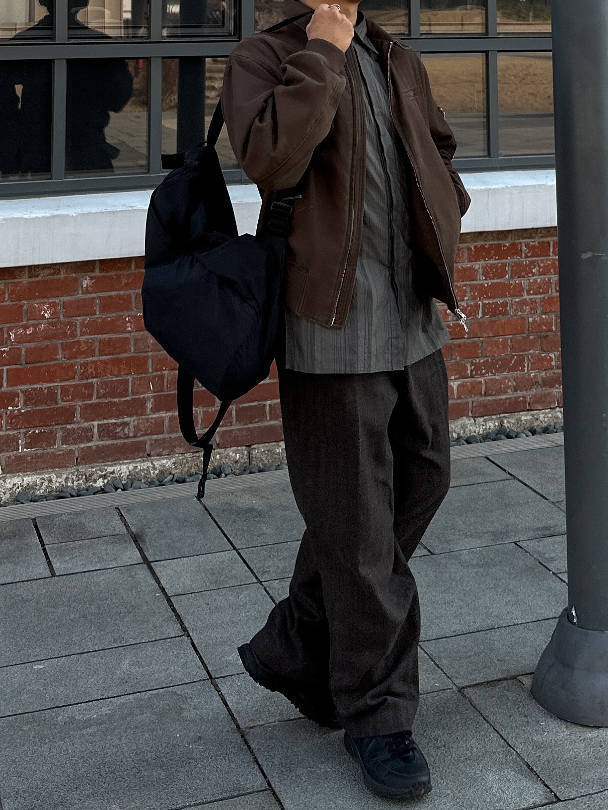 Amomento Stripe Square Pocket Oversized Shirts Khaki - 24FW, Amomento Wool Martin Pants Brown - 24FW 착용 스타일 - 2