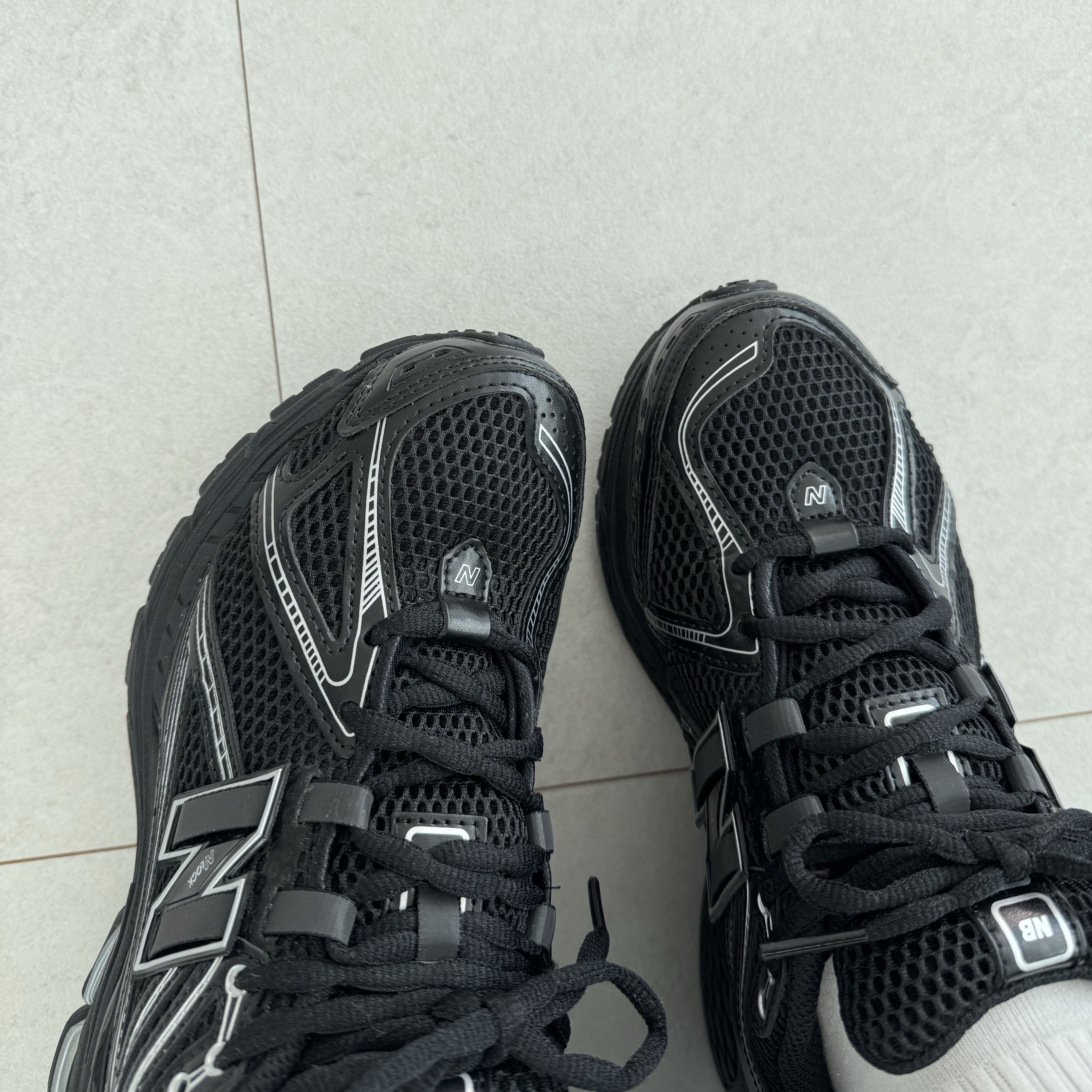 New Balance 1906R Black Silver Metallic 착용 스타일