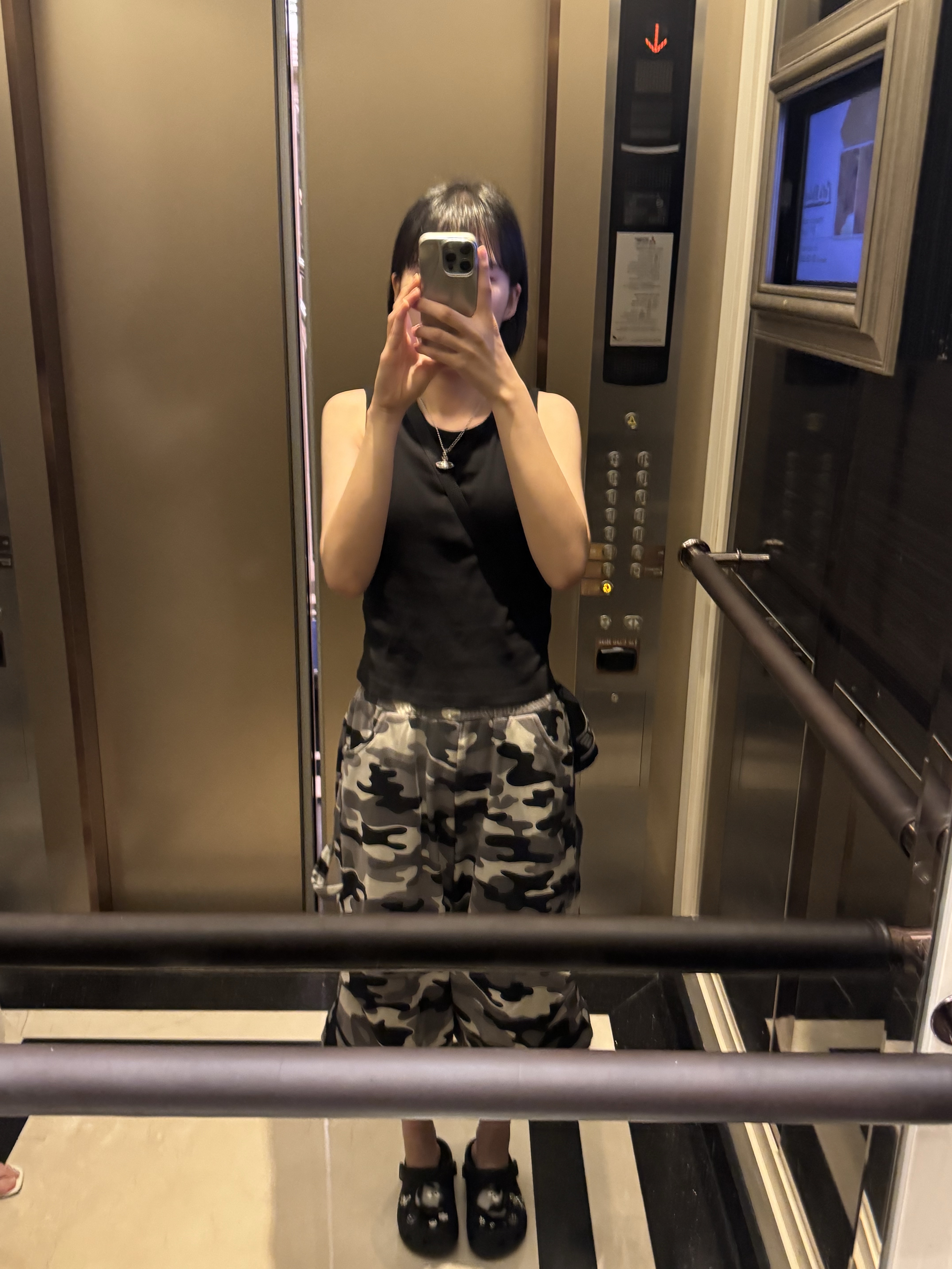 Vivienne Westwood Mayfair Bas Relief Pendant Silver, MJD Detachable Carpenter Sweat Pants Camo 착용 스타일