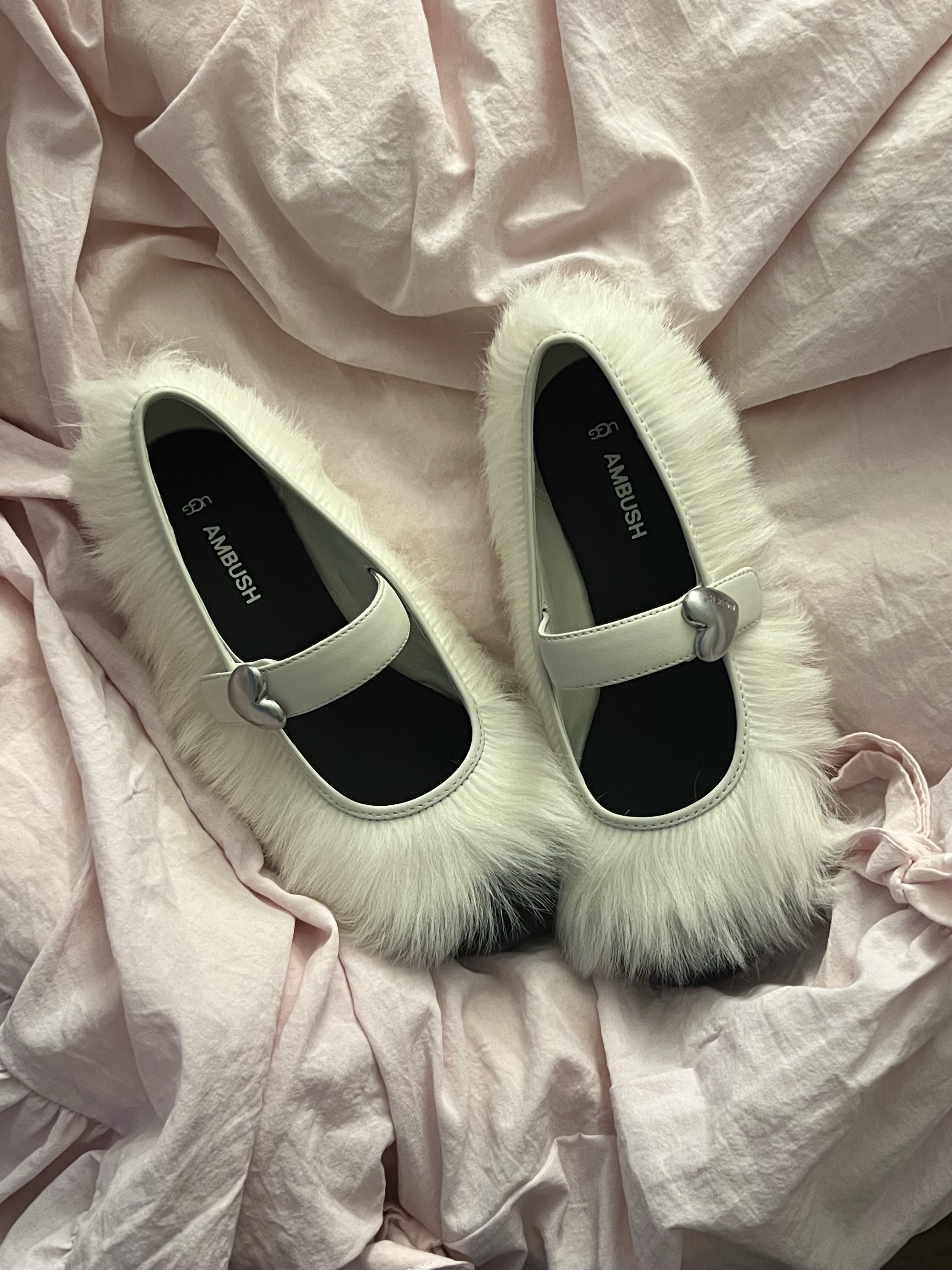 (W) UGG x Ambush Mary Jane White Black 착용 스타일 - 1