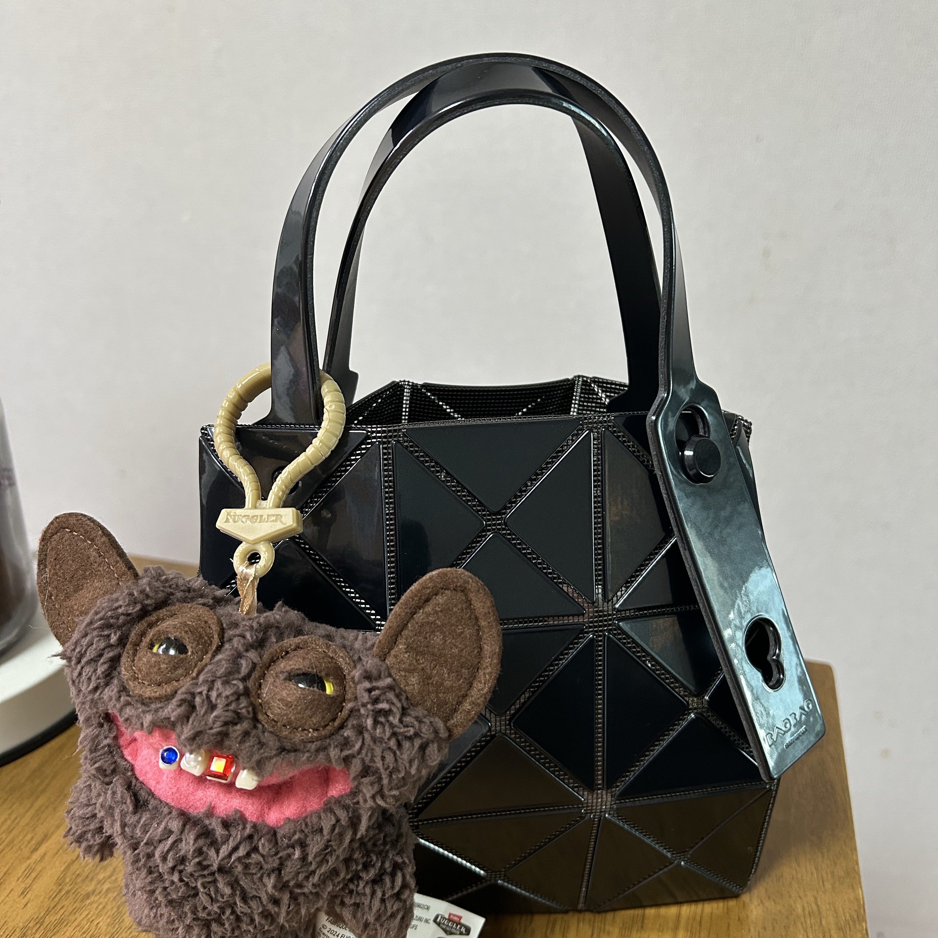 Bao Bao Issey Miyake Carat Handbag Black 착용 스타일